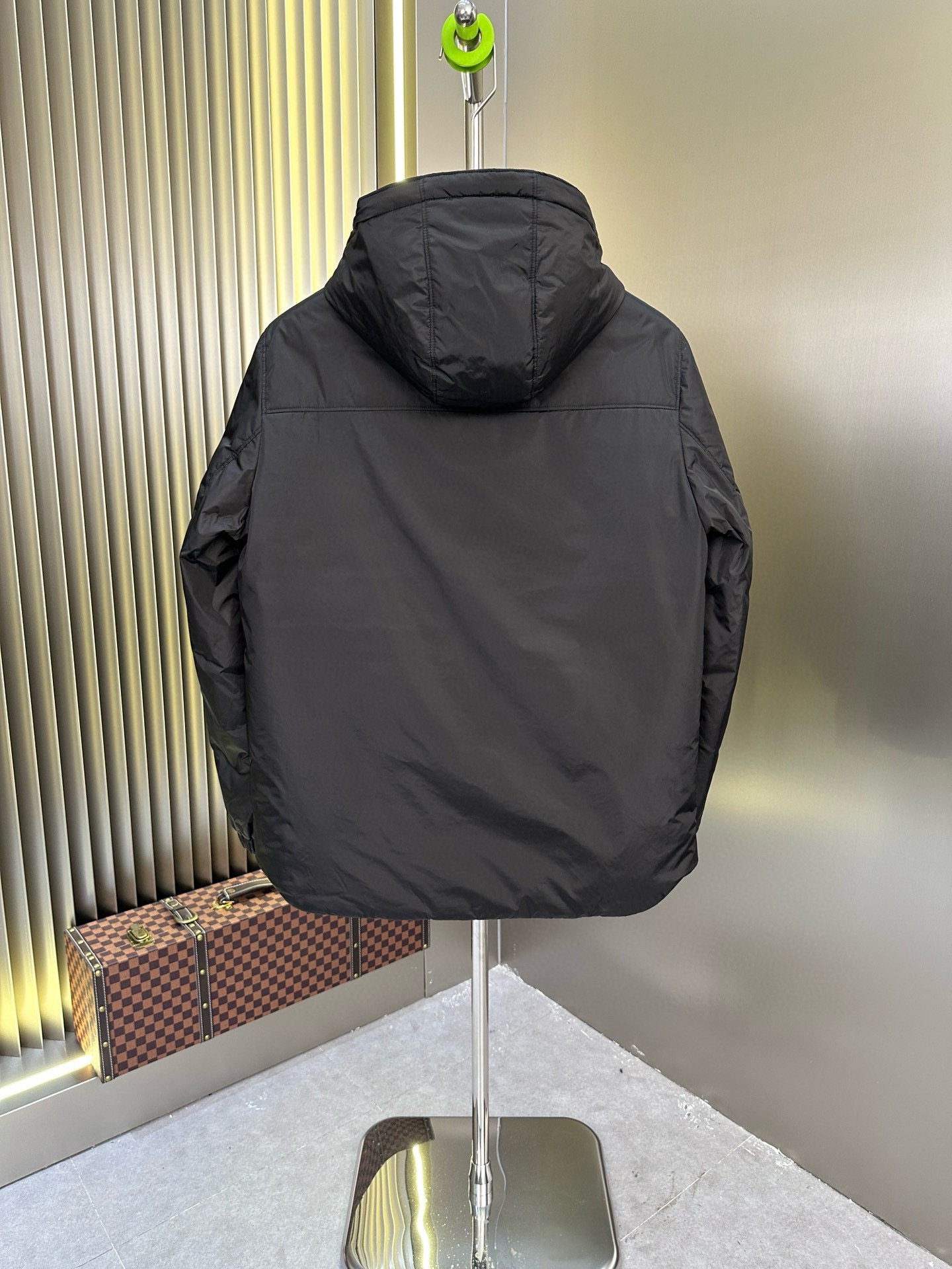 P1020 Moncler Moncler High-end recommended cattle 2024 Autumn/Winter Men's Pure 90 Down Jacket ! Noble lignée, plein de peluche, temps froid, haut de gamme haut de gamme prêt-à-porter, l'ensemble du vêtement est conçu en utilisant l'artisanat lourd à la main, la partie intérieure du squelette comme un support sont recouverts de bandes gaufrées à la main de revêtement imperméable sous la forme de la silhouette de l'imperméable extérieur comme le ton de l'intégration des éléments de conception de la mode n'est pas orientée vers la fonctionnalité modèles pratiques de haute rue remplis de sélection importée de haute qualité de 90 duvet de canard blanc + 10 plumes, poids élevé, épais, chaleur rapide et polythermique, l'effet de rassembler le meilleur ! Zegna traditionnel artisanat pièce Symbol et donne la nouvelle saison de la vitalité de la mode et de la valeur esthétique de la mode aussi Zhuangyixia style élite urbaine hommes préférés Taille : M-3XL178 140 livres porter L Slim maximum portable 190 livres