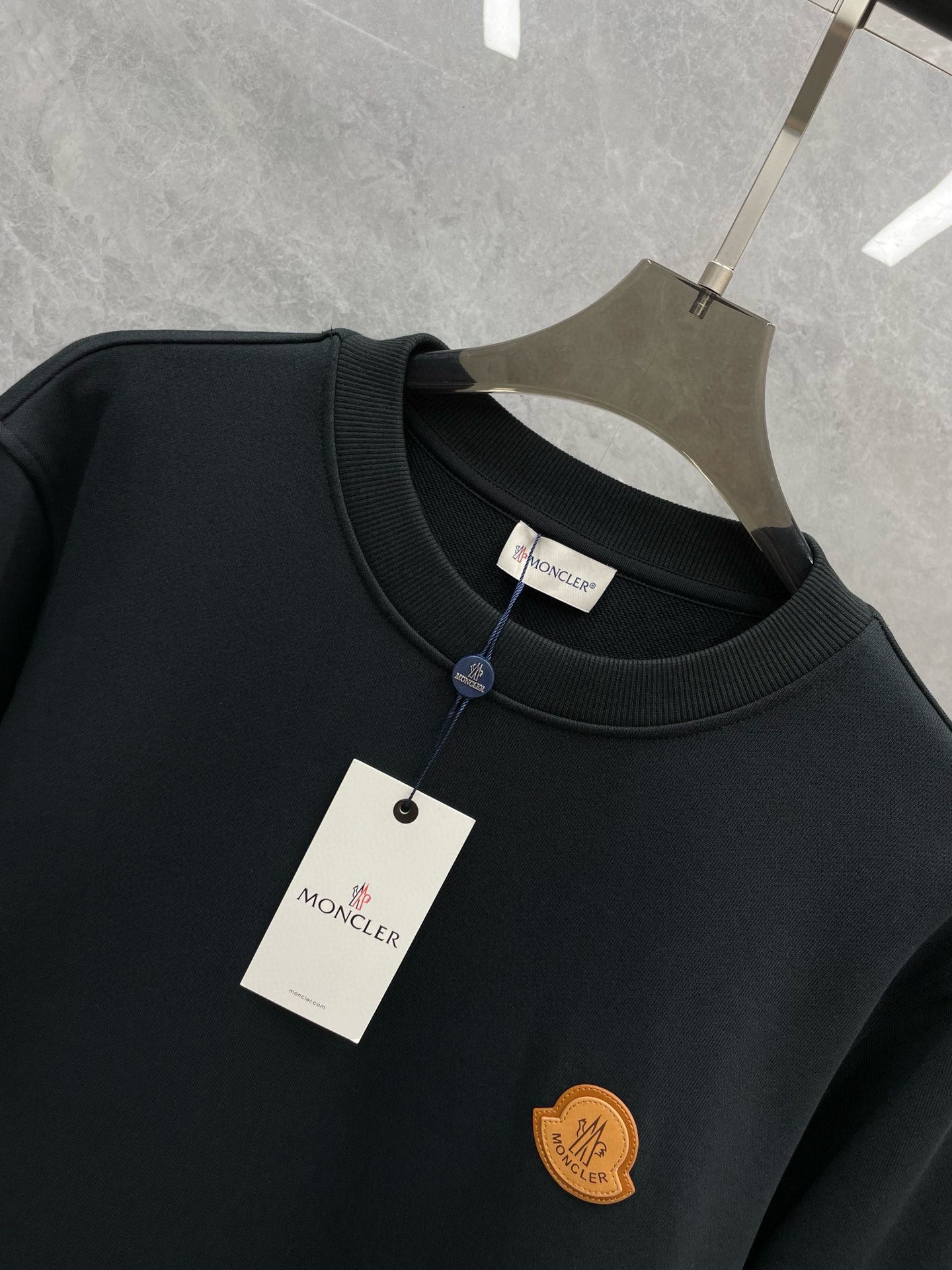 P520 Moncler Moncler Moncler source stable de ventes période longue Trading company channels rare out leading official website on sale FARMON MON24FW automne et hiver nouvelle haute qualité 400g éponge coton basic pull col rond hommes et femmes avec le même logo lettres tridimensionnelles logo broderie haute densité pull casual sweater shirt ! Confortable et portable un sweat-shirt hommes et femmes avec le même modèle de base du logo Mon classique Logo de sorte que vous pouvez voir en un coup d'œil un sens des spécifications de haut luxe continuent d'hériter de la classique et innovante FARMON !Ce pull est fabriqué en coton éponge importé de 400 g avec un motif de tissage lisse et naturel, et le bas du tissu est comme une texture éponge en forme d'écaille de poisson avec une évacuation de l'humidité et un corps respirant avec un bon effet de confort et de chaleur ! La police de caractères du logo Mon letter sur la poitrine est complète et élégante, de sorte que vous portez toujours un style noble, luxueux et halo plus corps ! Basique droite décontractée col rond version de tailleur sur le corps style simple et pointu particulièrement belle mode,Généreux et décent ! Noir/BlancTaille : S-XLCode S : largeur d'épaule 45cm - poitrine 106cm - longueur 66cm - longueur de manche 64cmCode M : largeur d'épaule 46cm - poitrine 110cm - longueur 68cm - manche 65cmCode L : largeur d'épaule 48cm - poitrine 114cm - longueur 70cm - longueur de manche 66cmTaille XL : largeur d'épaule 48cm - buste 118cm - longueur 72cm - longueur de manche 67cmRecommandation de taille (coupe légèrement large) :Taille 174-140kg, essayez la taille S qui vous convient !Les garçons pesant 140 livres ou moins choisissent le code S 140-150 livres choisissent le code M 155-165 livres choisissent le code L 170-190 livres choisissent le code XL !Les filles choisissent toutes le code S !