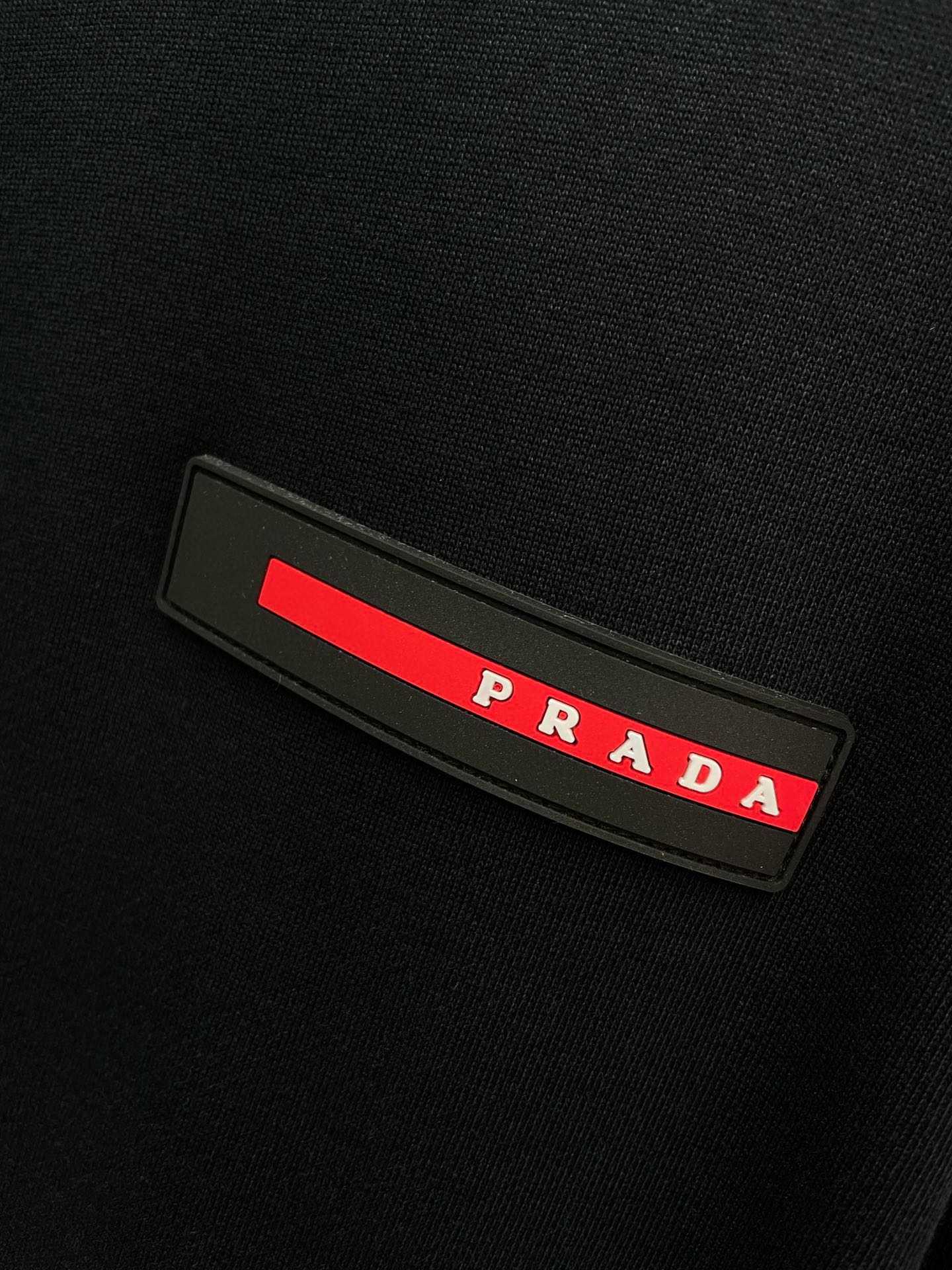 P520 Prada Prada stable source of goods long sales period Taiwan Yibi trade channels Pd24 fall and winter new Goods PD chest red label letters 400g terry cotton versatile casual basic models of men and women with the same long-sleeved sweater shirt terry cotton fabric soft and stylish breathable pencil comfortable! Casual light luxury light mature men favorite style classic net color commuter versatile style anyone can easily manage fabrics full custom craft chest red label letters version of the cut belongs to the normal version of the very delicate show field will highlight the men's exquisite indeed a good choice! This section is really very temperament and with the performance is quite excellent on the natural expression of specifications and self-assertion of this style is undoubtedly the existence of the most manifest their own style of the existence of the hands and feet show all the gas field style! Coupled with the design does not lose the effect of youthful vitality of the classic version to create a more attractive eye-catching fully exudes a sense of charm of mature men and does not look old-fashioned on the body effect is close to perfection! Color: black white S code: shoulder width 49cm - chest 106cm - length 66cm - sleeve length 62cmM code: shoulder width 50cm - chest 110cm - length 67cm - sleeve 63cmmL code: shoulder width 51cm - chest 114cm - length 69cm - sleeve length 64cmXL code: shoulder width 52cm - chest 118cm - length 70cm - sleeve length 65cm size recommendation (slightly wide version): height 174-140 pounds try on S code suitable! Boys weighing 140 pounds or less choose S code 140-150 pounds choose M code 155-165 pounds choose L code 170-190 pounds or more choose XL code! Girls all choose S code can be! High-fashion factory