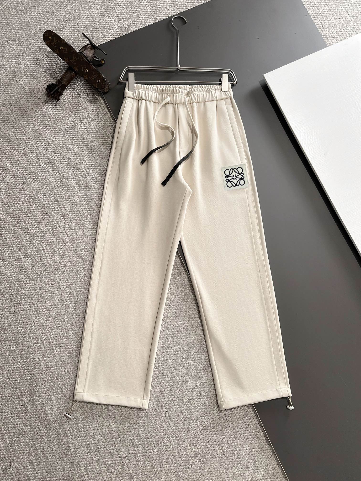 P540 Loewe 2024 automne et hiver nouveau pantalon décontracté élastiqué compteur personnalisé tissu respirant confort élevé détails impeccables éléments de marque design concept reflète haute qualité sentir délicate et douce ! Présenter la couture décontractée sur la forme du corps est superbe ! Longueur : M-4XL