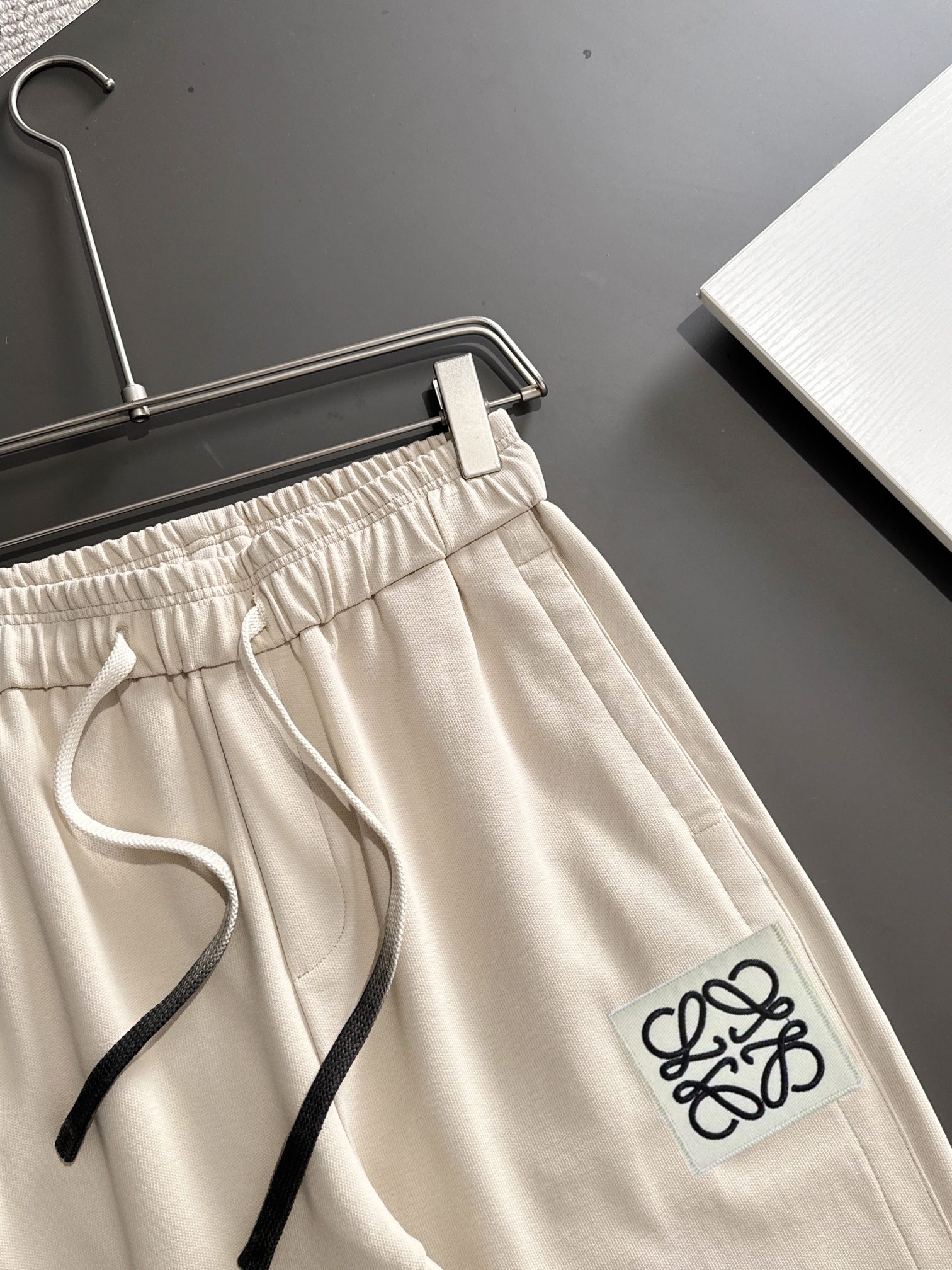 P540 Loewe 2024 automne et hiver nouveau pantalon décontracté élastiqué compteur personnalisé tissu respirant confort élevé détails impeccables éléments de marque design concept reflète haute qualité sentir délicate et douce ! Présenter la couture décontractée sur la forme du corps est superbe ! Longueur : M-4XL