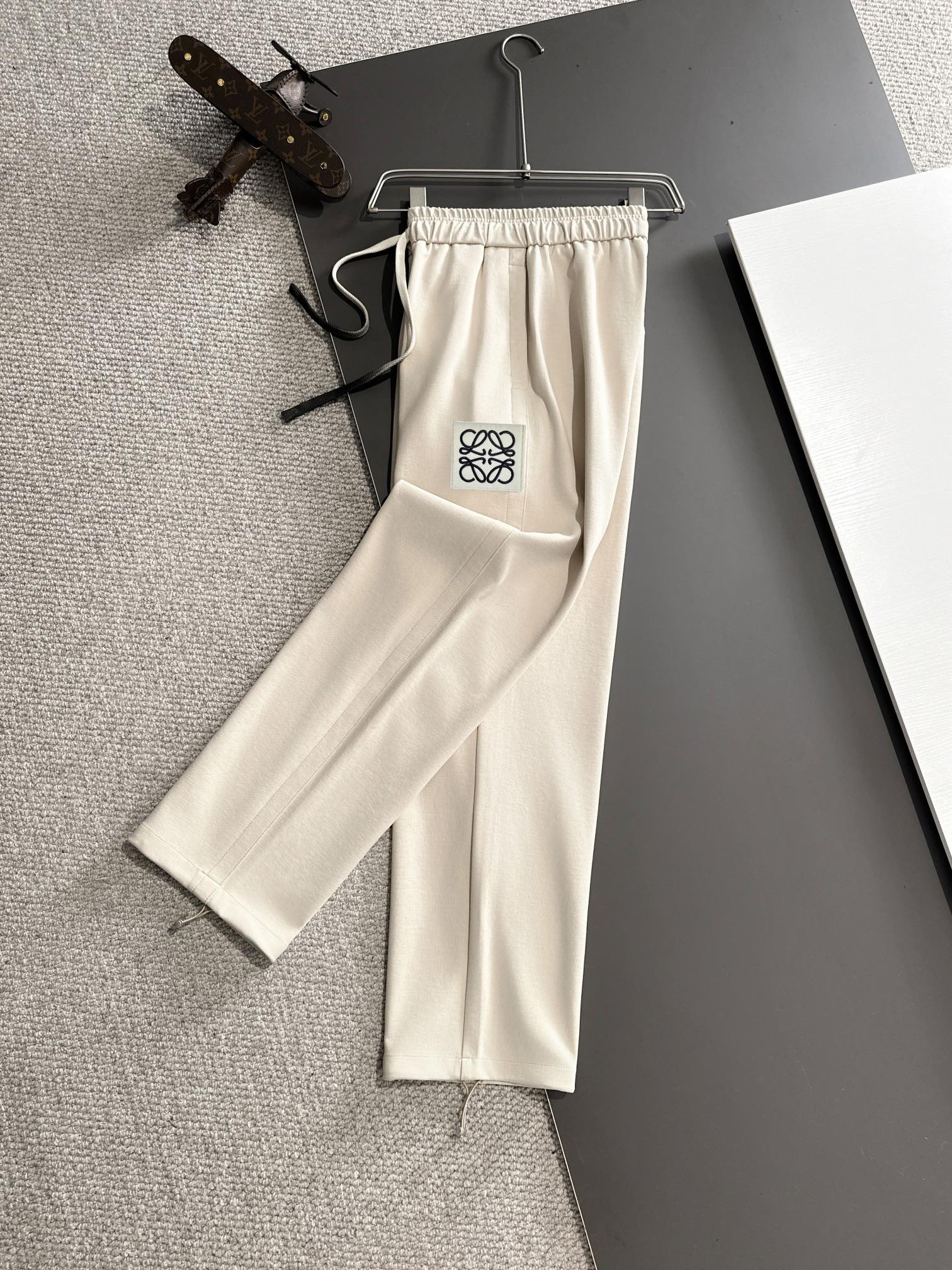 P540 Loewe 2024 automne et hiver nouveau pantalon décontracté élastiqué compteur personnalisé tissu respirant confort élevé détails impeccables éléments de marque design concept reflète haute qualité sentir délicate et douce ! Présenter la couture décontractée sur la forme du corps est superbe ! Longueur : M-4XL