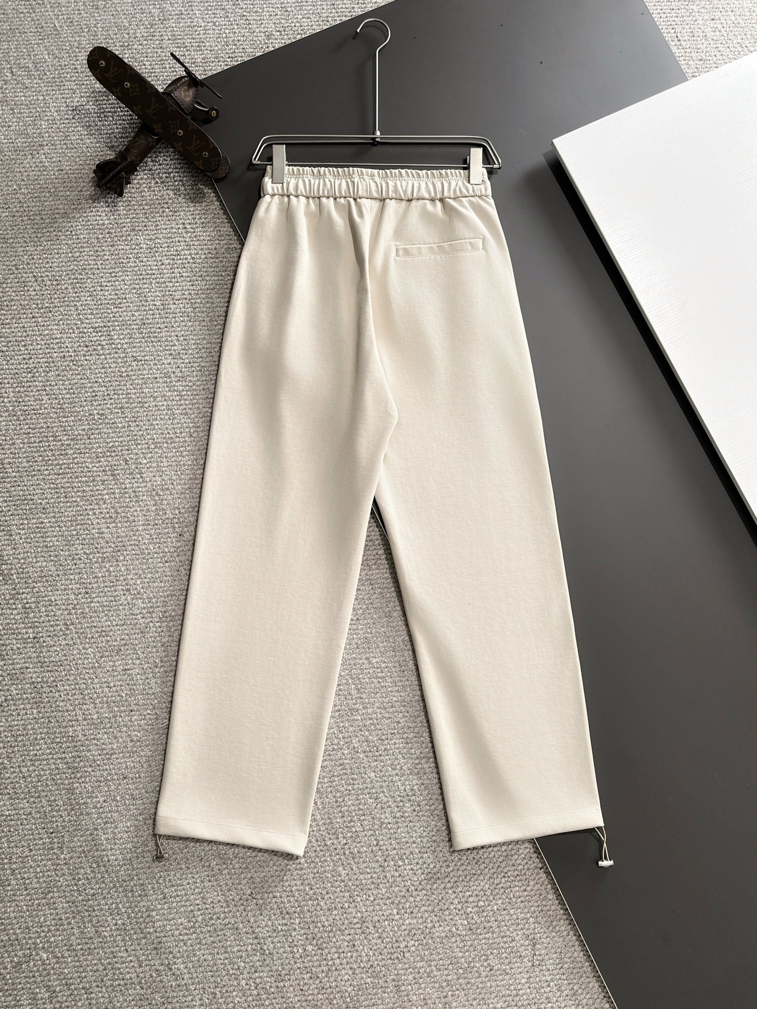 Image [9]-P540 Loewe 2024 fall and winter new elastic casual pants counter custom fabrics Breathable comfort high impeccable details brand elements design concept reflects high quality feel delicate and soft! Presenting casual tailoring on the body shape is superb! Yardage: M-4XL-high replica handbags