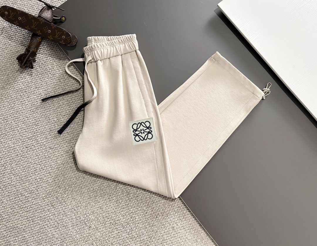 P540 Loewe 2024 automne et hiver nouveau pantalon décontracté élastiqué compteur personnalisé tissu respirant confort élevé détails impeccables éléments de marque design concept reflète haute qualité sentir délicate et douce ! Présenter la couture décontractée sur la forme du corps est superbe ! Longueur : M-4XL