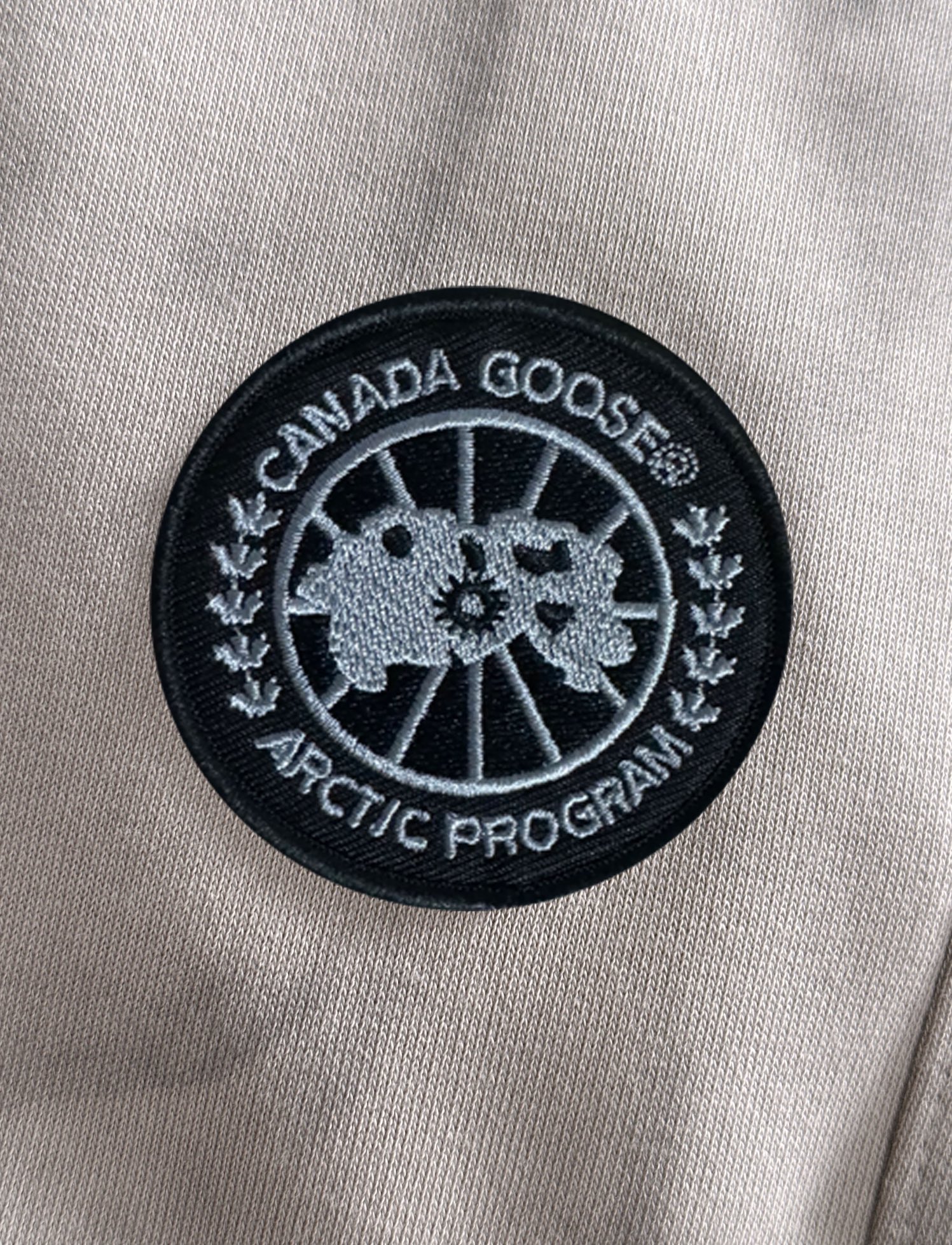 P540 Canada Goose 2024 automne et hiver nouveau pantalon décontracté élastiqué compteur personnalisé tissu respirant confort élevé détails impeccables éléments de marque design concept reflète haute qualité sentir délicate et douce ! La présentation du tailleur décontracté sur la forme du corps est superbe ! Longueur : M-4XL