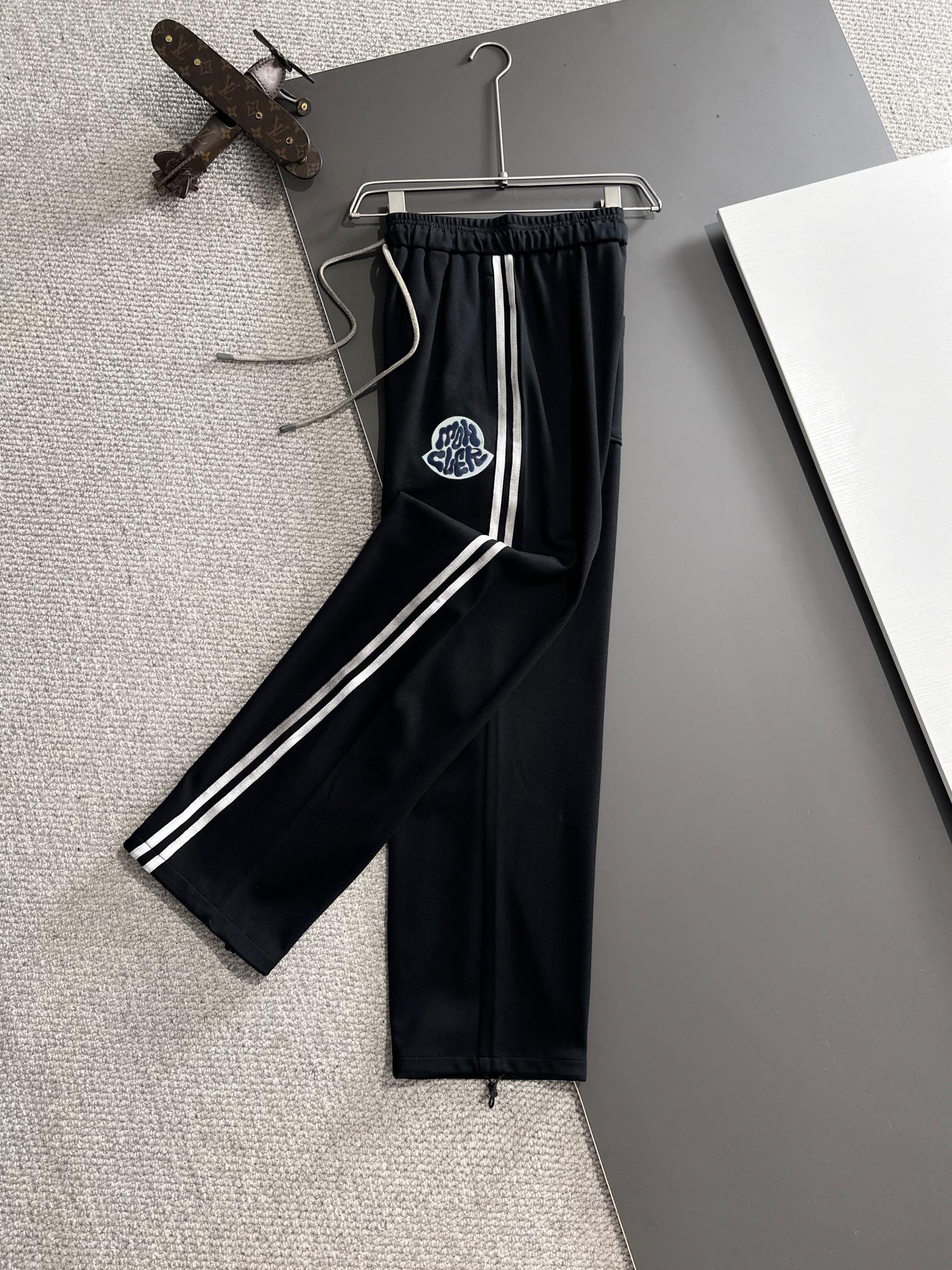 Image [8]-Shipping P540 Monkou 2024 automne et hiver nouveau pantalon décontracté élastique contre tissu personnalisé Respirant et confortable avec des détails impeccables Éléments de marque concept de conception reflète la haute qualité Se sentir délicat et doux ! La présentation du tailleur décontracté sur la forme du corps est superbe ! Yardage : M-4XL-sacs à la mode