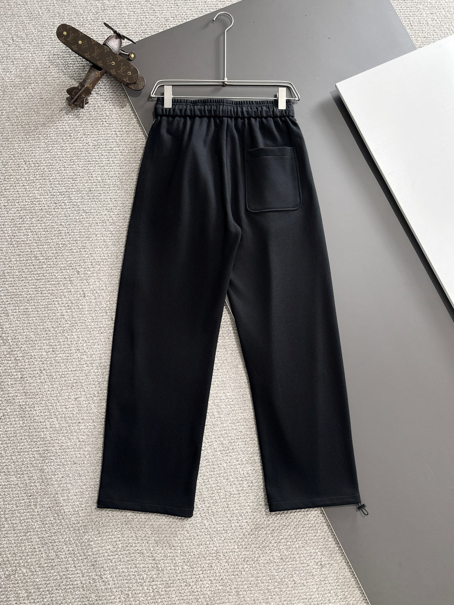 Image [9]-Shipping P540 Monkou 2024 automne et hiver nouveau pantalon décontracté élastique contre tissu personnalisé Respirant et confortable avec des détails impeccables Éléments de marque concept de conception reflète la haute qualité Fine et douce sensation de la main ! La présentation du tailleur décontracté sur la forme du corps est superbe ! Yardage : M-4XL-sacs à la mode