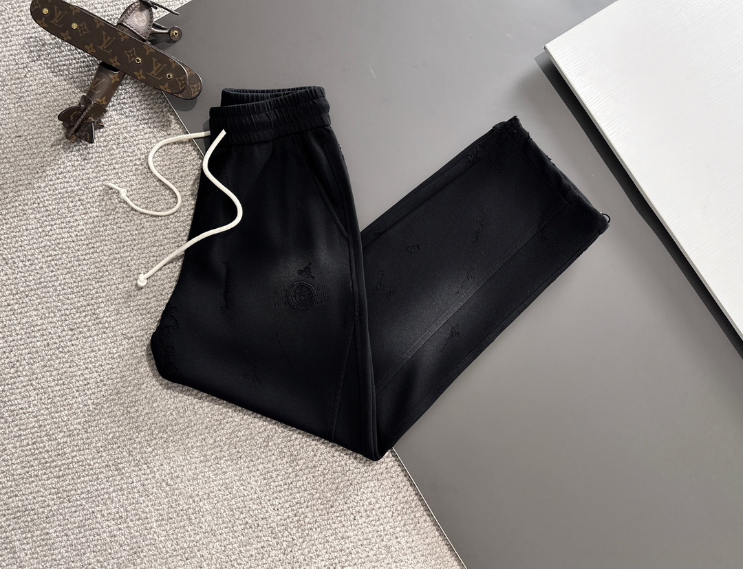 P540 Loewe 2024 fall and winter new elastic casual pants counter custom fabric breathable comfort high impeccable details brand elements design concept reflects high quality feel delicate soft! Presenting casual tailoring on the body shape is superb! Yardage: M-4XL