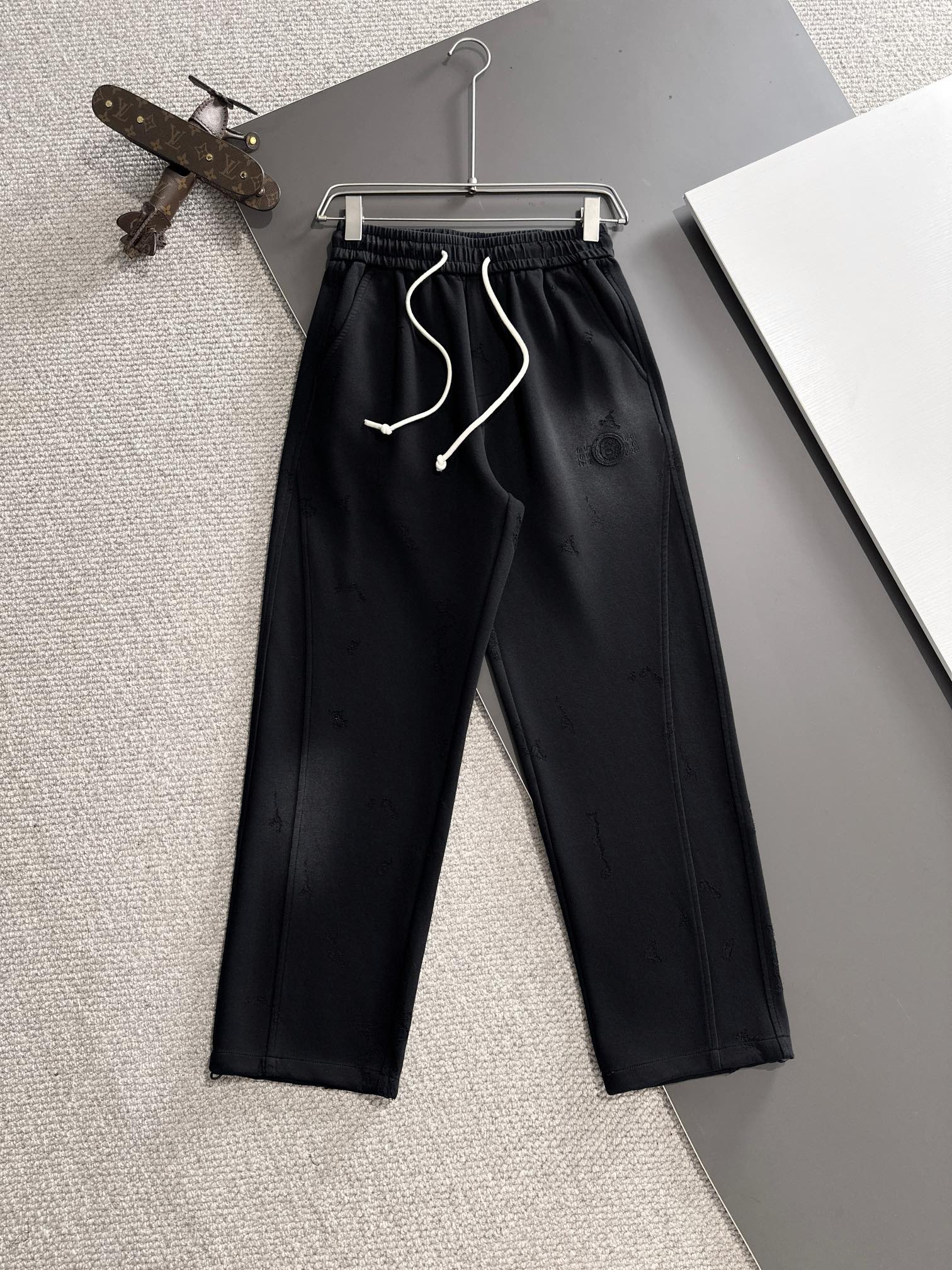 P540 Loewe 2024 automne et hiver nouveau pantalon décontracté élastiqué compteur personnalisé tissu respirant confort élevé détails impeccables éléments de marque design concept reflète haute qualité sentir délicate et douce ! Présenter la couture décontractée sur la forme du corps est superbe ! Longueur : M-4XL