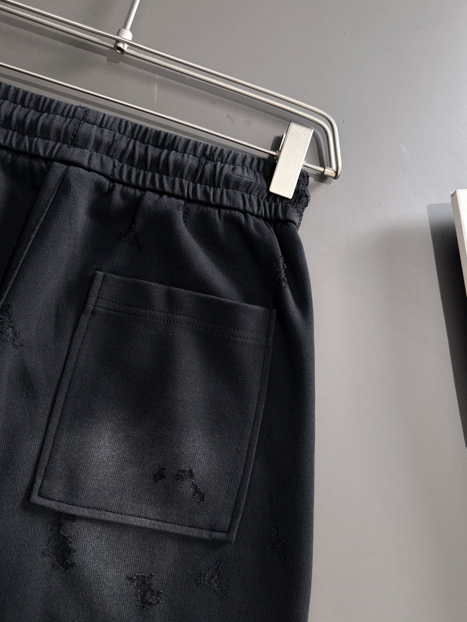 P540 Loewe 2024 automne et hiver nouveau pantalon décontracté élastiqué compteur personnalisé tissu respirant confort élevé détails impeccables éléments de marque design concept reflète haute qualité sentir délicate et douce ! Présenter la couture décontractée sur la forme du corps est superbe ! Longueur : M-4XL