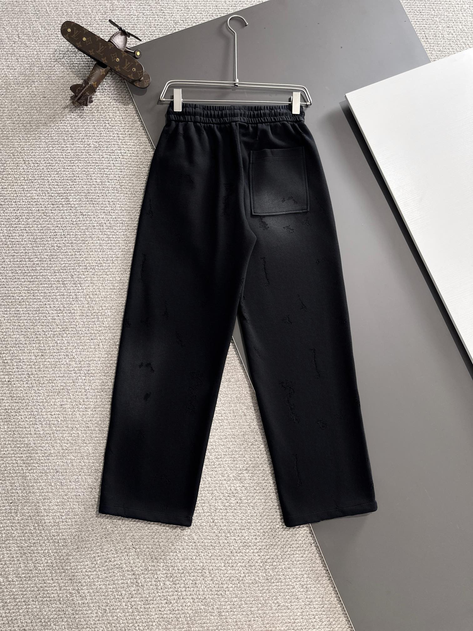 P540 Loewe 2024 fall and winter new elastic casual pants counter custom fabric breathable comfort high impeccable details brand elements design concept reflects high quality feel delicate soft! Presenting casual tailoring on the body shape is superb! Yardage: M-4XL