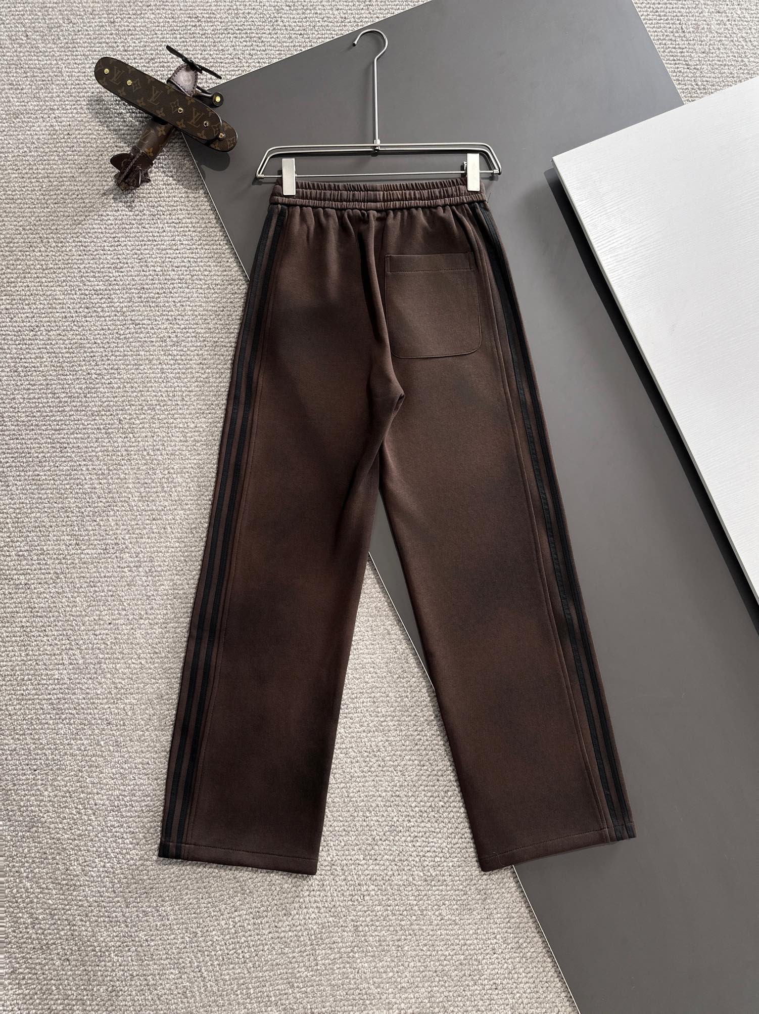 P540 Gucci 2024 fall and winter new elastic waistband casual pants counter custom fabric Breathable and comfortable with impeccable details Brand elements design concepts reflect high quality Handfeel delicate and soft! Presenting casual tailoring on the body shape is superb! Size: M-4XL