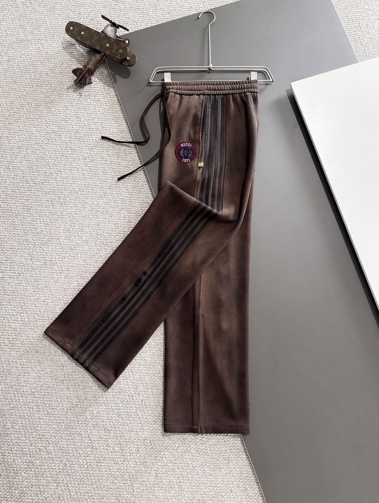 P540 Gucci 2024 fall and winter new elastic waistband casual pants counter custom fabric Breathable and comfortable with impeccable details Brand elements design concepts reflect high quality Handfeel delicate and soft! Presenting casual tailoring on the body shape is superb! Size: M-4XL