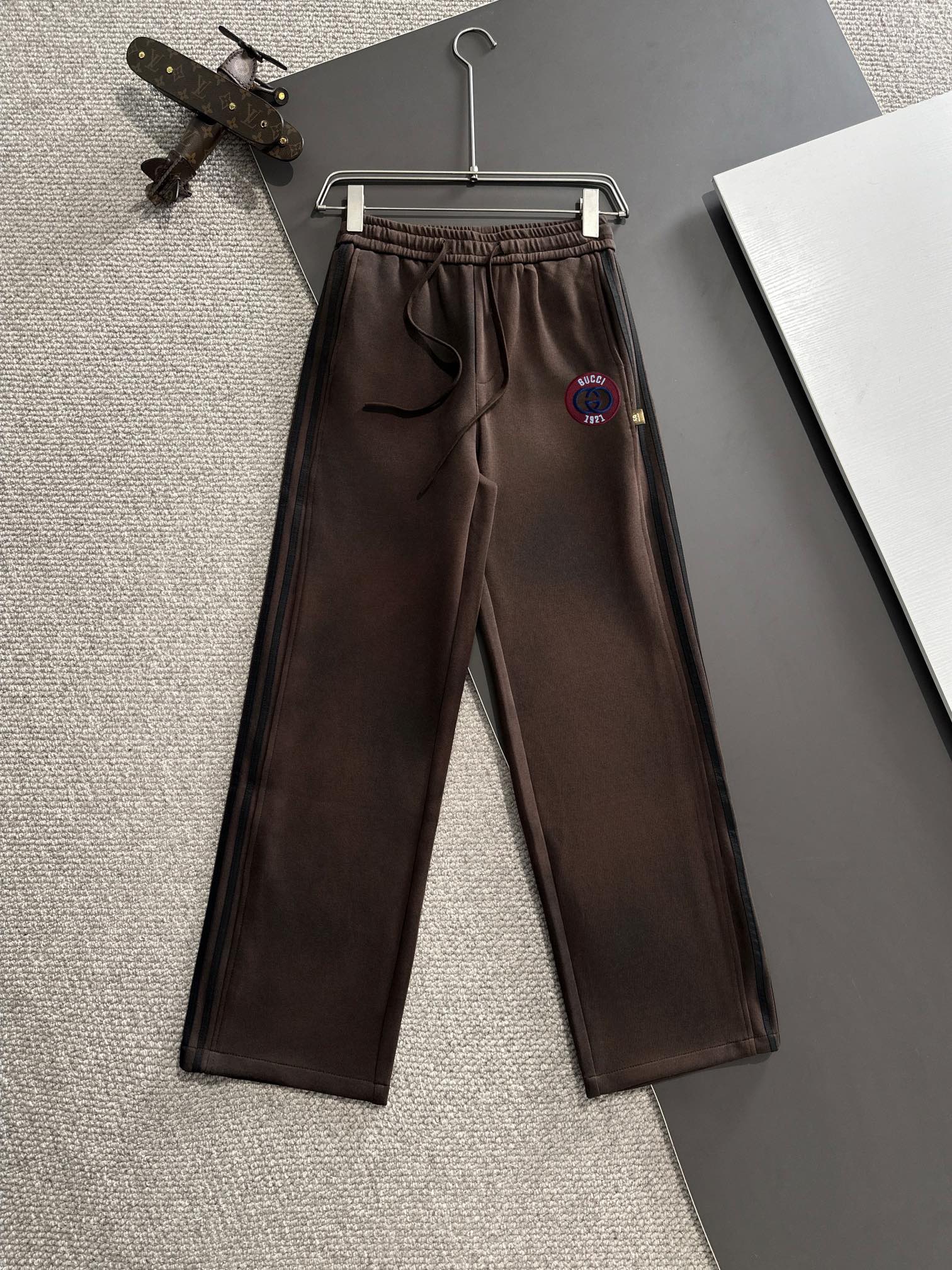 P540 Gucci 2024 fall and winter new elastic waistband casual pants counter custom fabric Breathable and comfortable with impeccable details Brand elements design concepts reflect high quality Handfeel delicate and soft! Presenting casual tailoring on the body shape is superb! Size: M-4XL