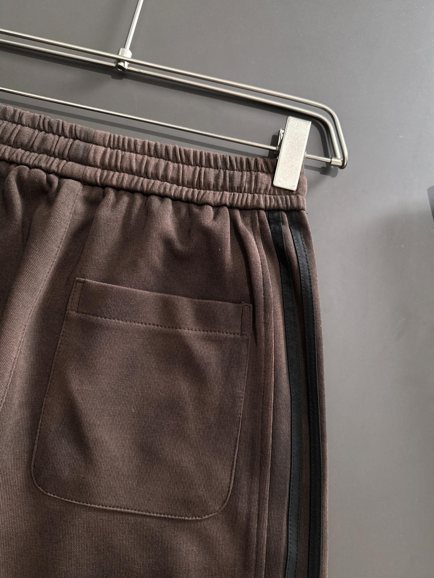 ¡P540 Burberry 2024 otoño e invierno nuevos pantalones casuales elásticos contador de tela a medida transpirable comodidad de alta detalles impecables elementos de marca concepto de diseño refleja la alta calidad se siente delicado y suave! ¡Presentación de sastrería casual en la forma del cuerpo es excelente! Yardage: M-4XL