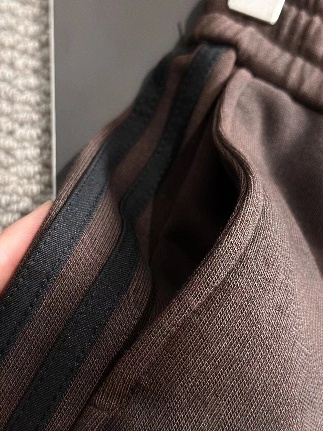 ¡P540 Burberry 2024 otoño e invierno nuevos pantalones casuales elásticos contador de tela a medida transpirable comodidad de alta detalles impecables elementos de marca concepto de diseño refleja la alta calidad se siente delicado y suave! ¡Presentación de sastrería casual en la forma del cuerpo es excelente! Yardage: M-4XL