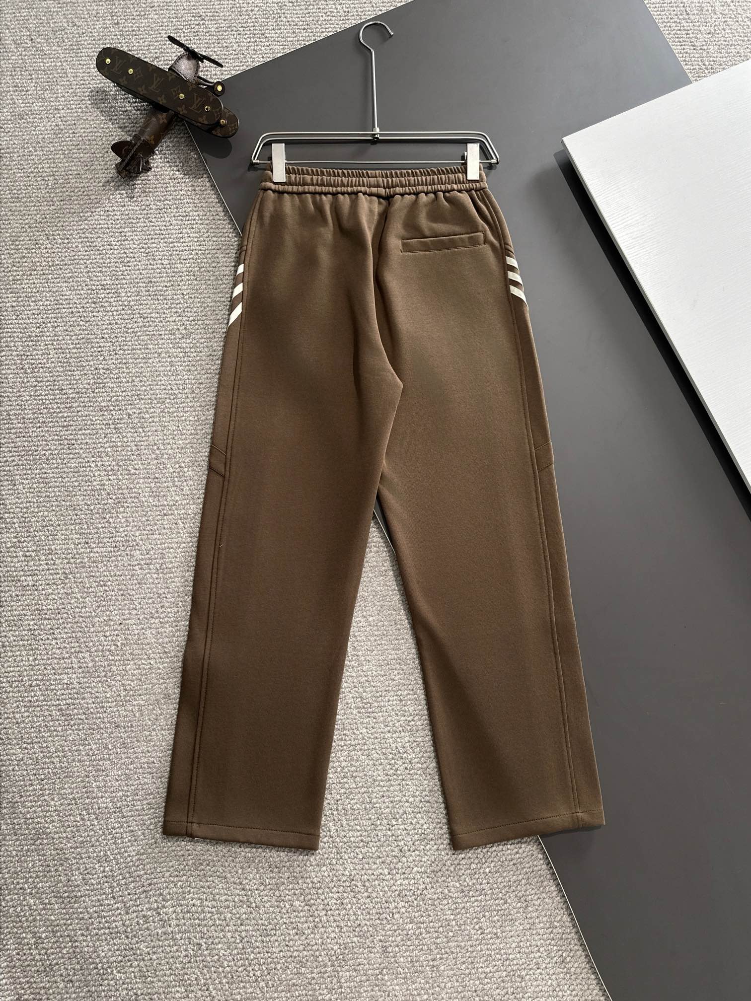 Image [9]-P540 Burberry 2024 fall and winter new elastic casual pants counter custom fabric Breathable comfort high impeccable details brand elements design concept reflects high quality feel delicate and soft! Presenting casual tailoring on the body shape is superb! Yardage: M-4XL-high-fashion bags