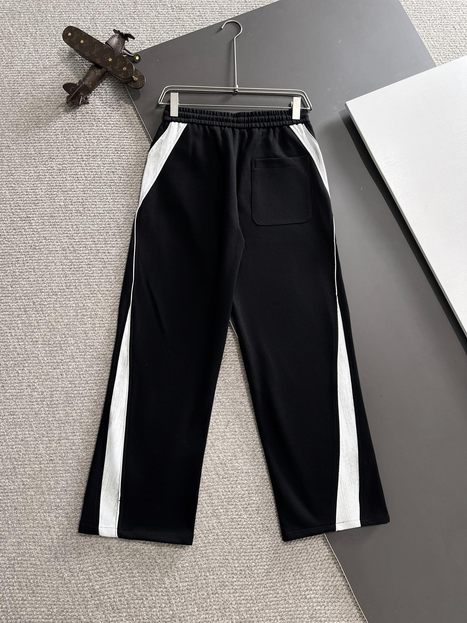 P540 Paris House Clover co-branded models 2024 fall and winter new elastic casual pants counter custom fabric breathable comfort high details impeccable brand elements design concept reflects high quality feel delicate soft! Presenting casual tailoring on the body shape is superb! Size: M-4XL