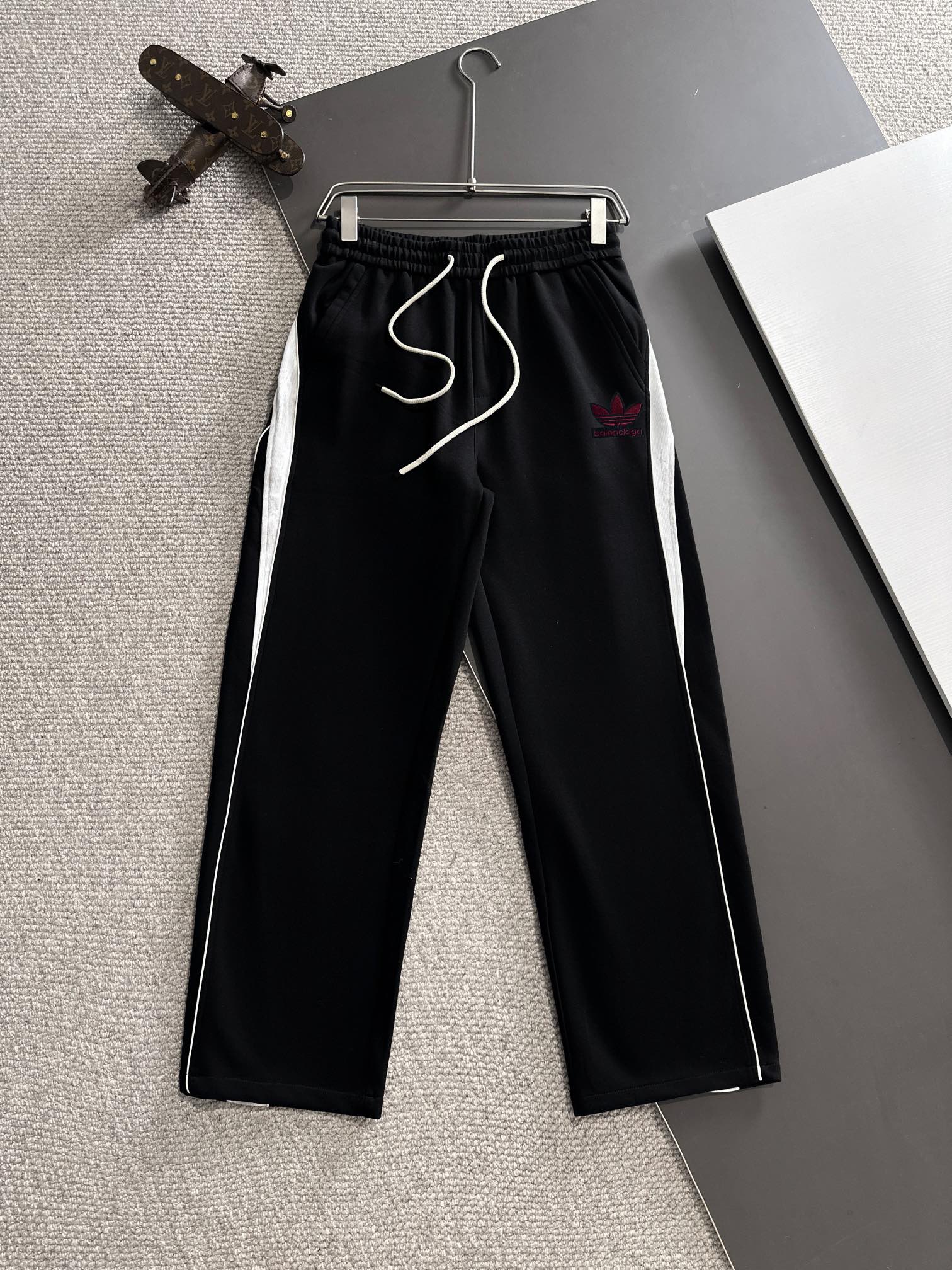 P540 Paris House Clover co-branded models 2024 fall and winter new elastic casual pants counter custom fabric breathable comfort high details impeccable brand elements design concept reflects high quality feel delicate soft! Presenting casual tailoring on the body shape is superb! Size: M-4XL