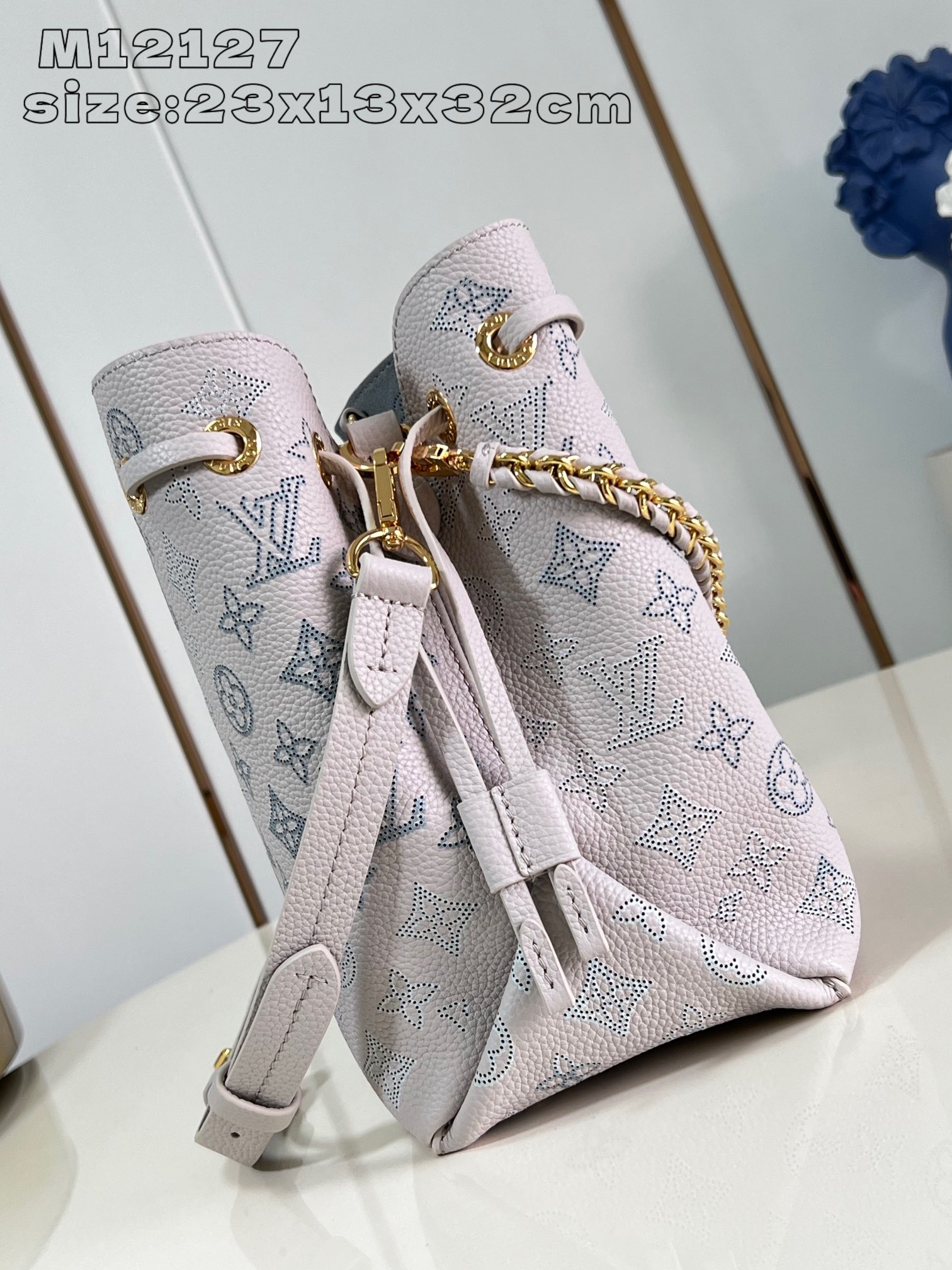 Image [3]-M12127 Imprimé soie rose et violet Ce sac fourre-tout Bella en cuir perforé ajouré est réalisé dans un dégradé de la nouvelle saison qui rappelle subtilement les imprimés du prêt-à-porter Degradé de la marque, avec une chaîne métallique amovible, une poche intérieure spacieuse et zippée pour ranger les besoins quotidiens et les objets de valeur, ce qui en fait un excellent choix pour la saison hivernale. 23 x 13 x 32 cm (H x L x L)-Sacs Haute-Fashion