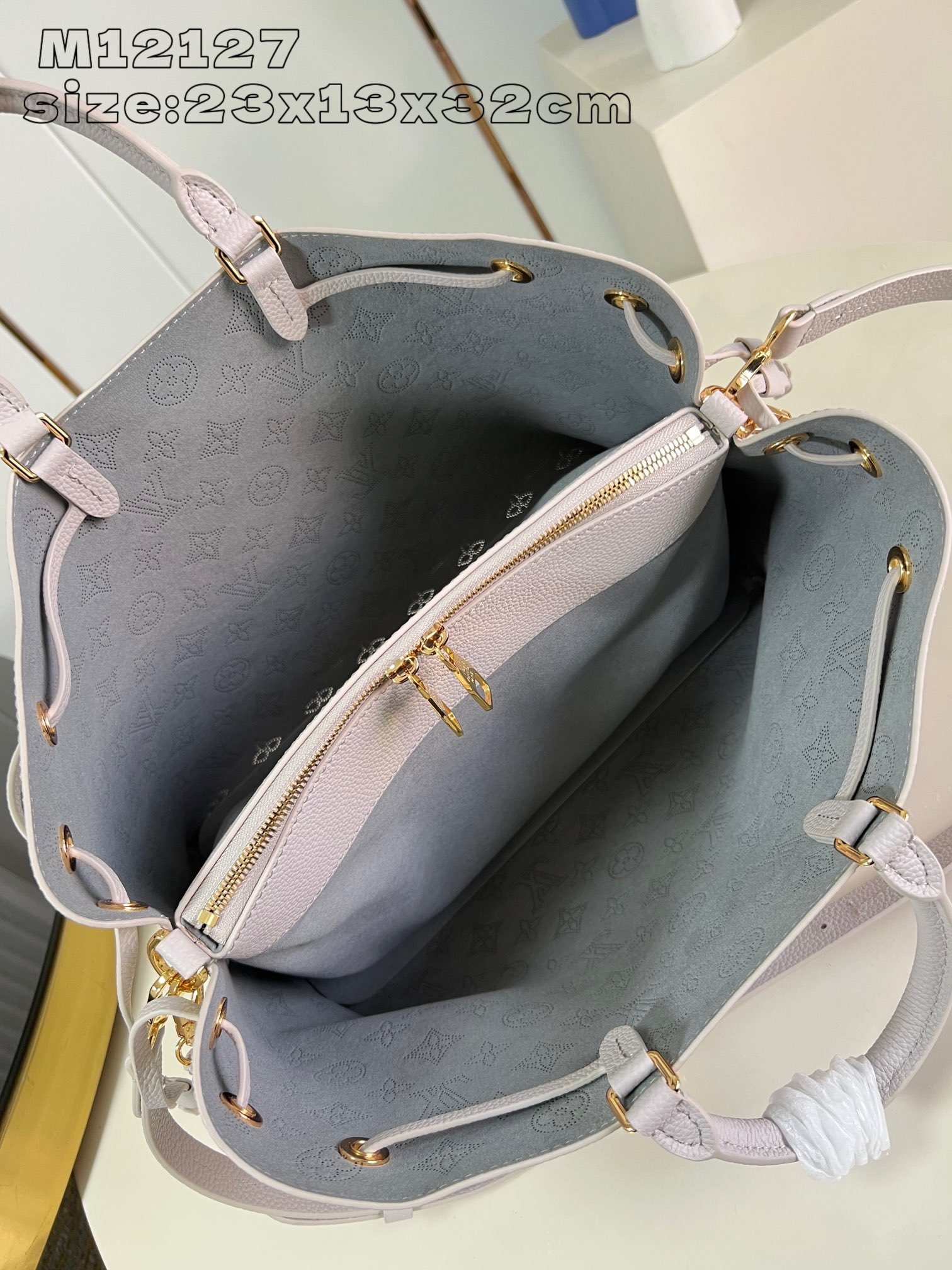 Image [7]-M12127 Imprimé soie rose et violet Ce sac fourre-tout Bella en cuir perforé ajouré est réalisé dans un dégradé de la nouvelle saison qui rappelle subtilement les imprimés du prêt-à-porter Degradé de la marque, avec une chaîne métallique amovible, une poche intérieure spacieuse et zippée pour ranger les besoins quotidiens et les objets de valeur, ce qui en fait un excellent choix pour la saison hivernale. 23 x 13 x 32 cm (H x L x L)-Sacs Haute-Fashion