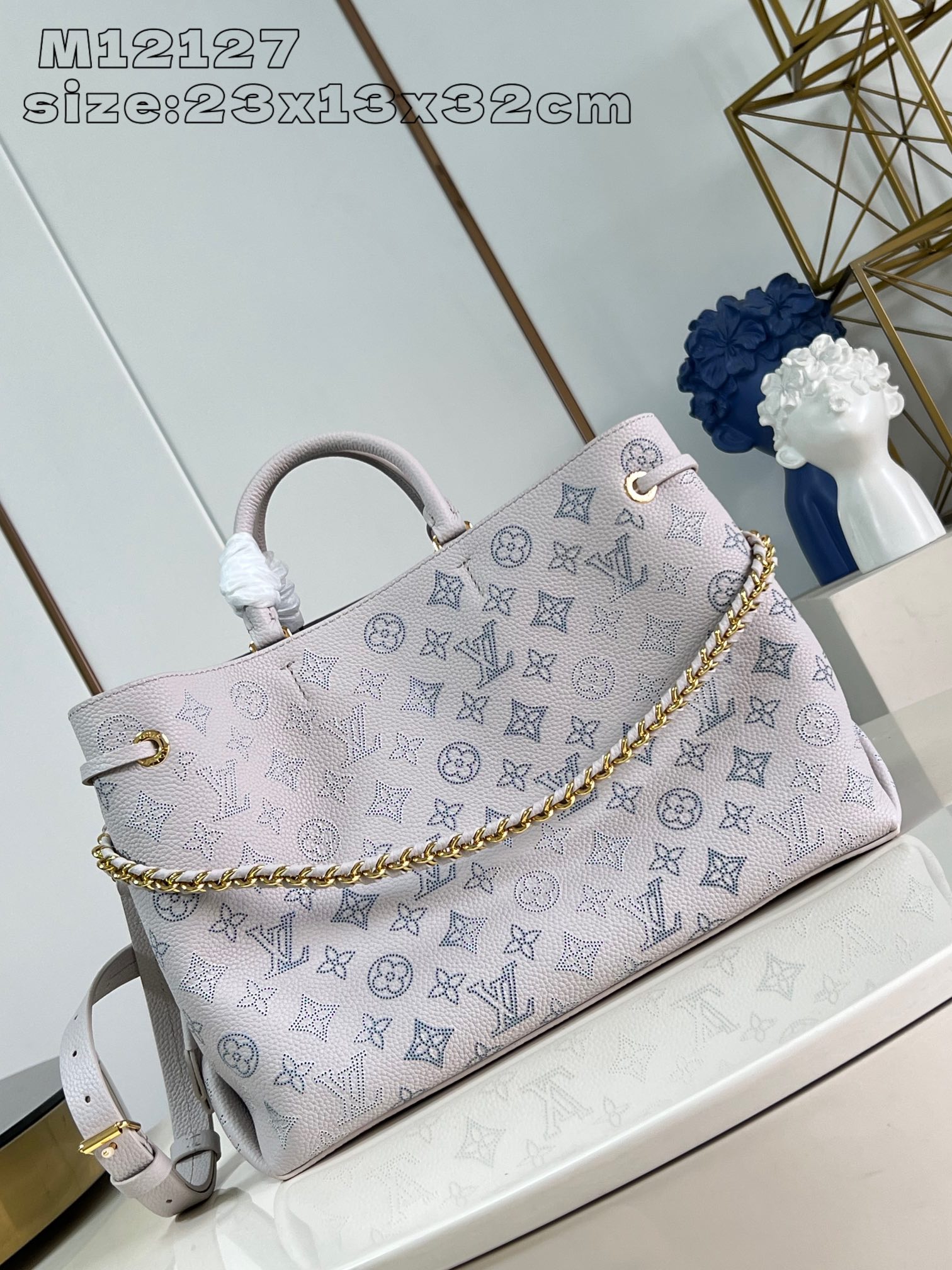 M12127 Imprimé soie rose et violet Ce sac fourre-tout Bella est réalisé en cuir perforé avec un effet dégradé nouvelle saison qui rappelle subtilement les imprimés du prêt-à-porter Degradé, avec une chaîne métallique amovible, des poches intérieures spacieuses et des poches zippées pour ranger vos besoins quotidiens et vos objets de valeur, ce qui en fait le choix idéal pour la saison hivernale. 23 x 13 x 32 cm (H x L x L)-Sac haut de gamme