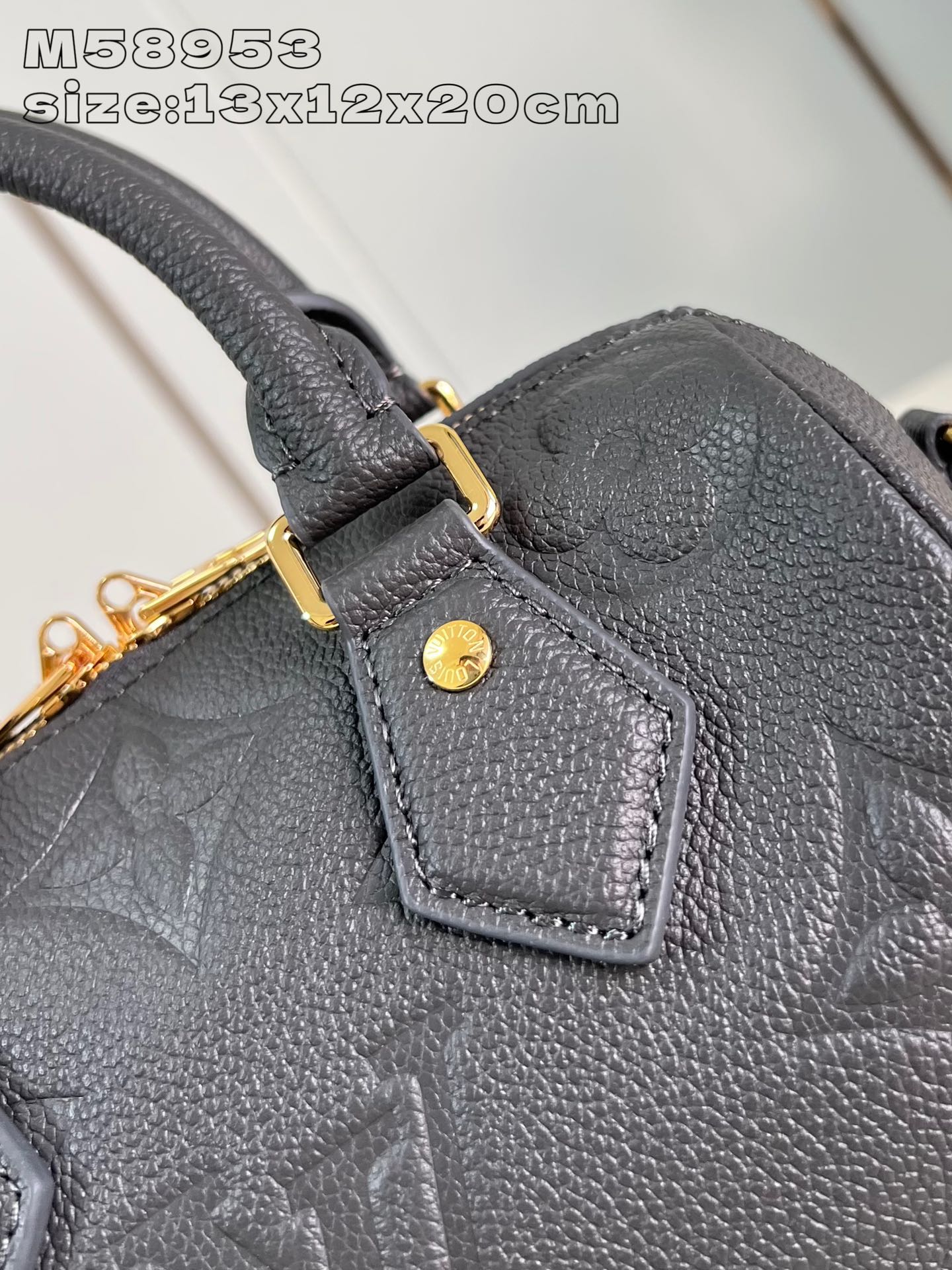 M58953 Gunmetal The Speedy Bandoulière 20 is a smart and stylish way to carry your daily needs in smooth Monogram Empreinte grained leather with large Monogram embossing, a padlock, metal hardware, a detachable and adjustable chain shoulder strap and Toron handles 13.5 x 12 x 20 cm (H x W x D). 20.5 cm (H x W x L)