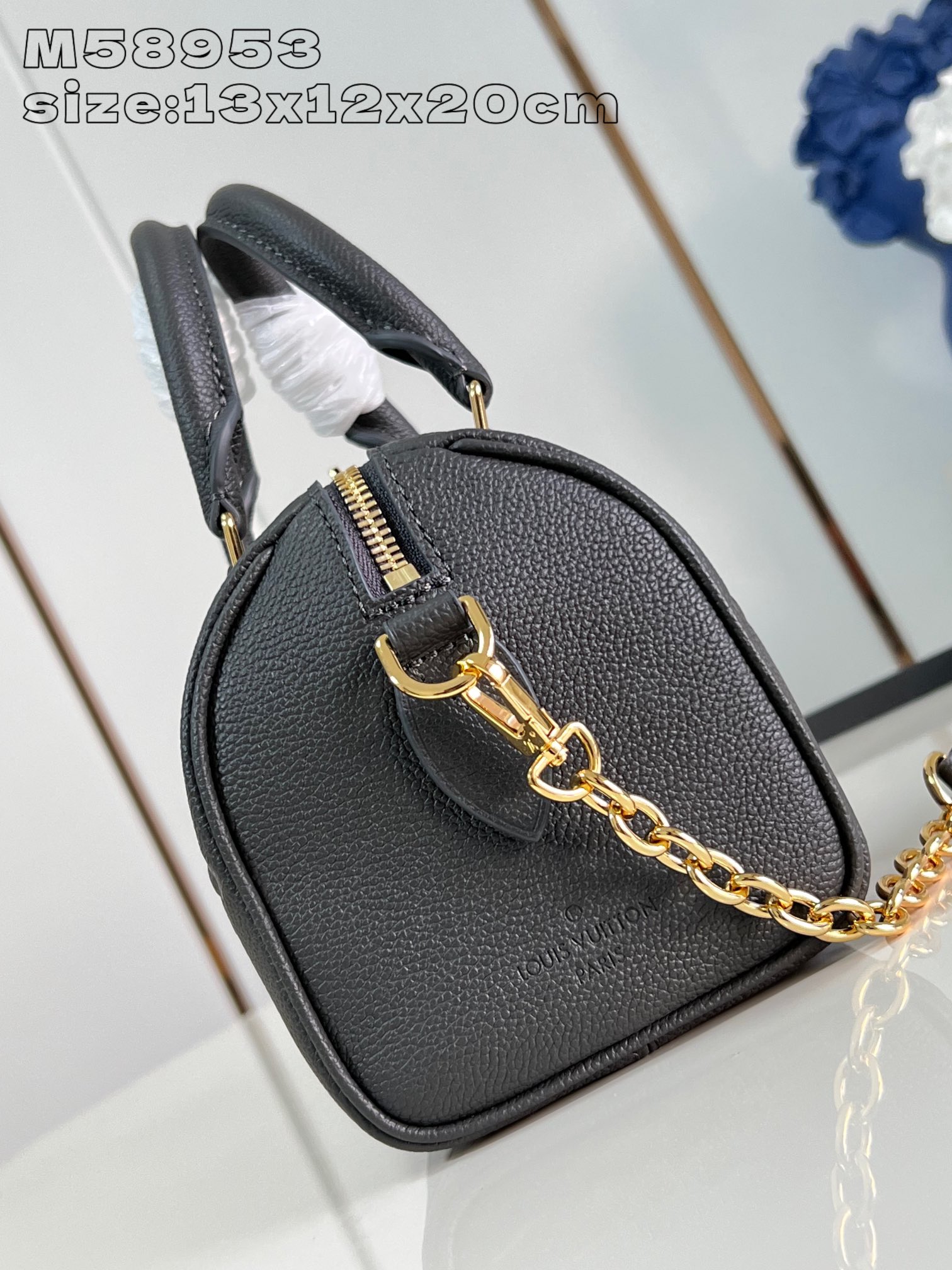 M58953 Gunmetal The Speedy Bandoulière 20 is a smart and stylish way to carry your daily needs in smooth Monogram Empreinte grained leather with large Monogram embossing, a padlock, metal hardware, a detachable and adjustable chain shoulder strap and Toron handles 13.5 x 12 x 20 cm (H x W x D). 20.5 cm (H x W x L)