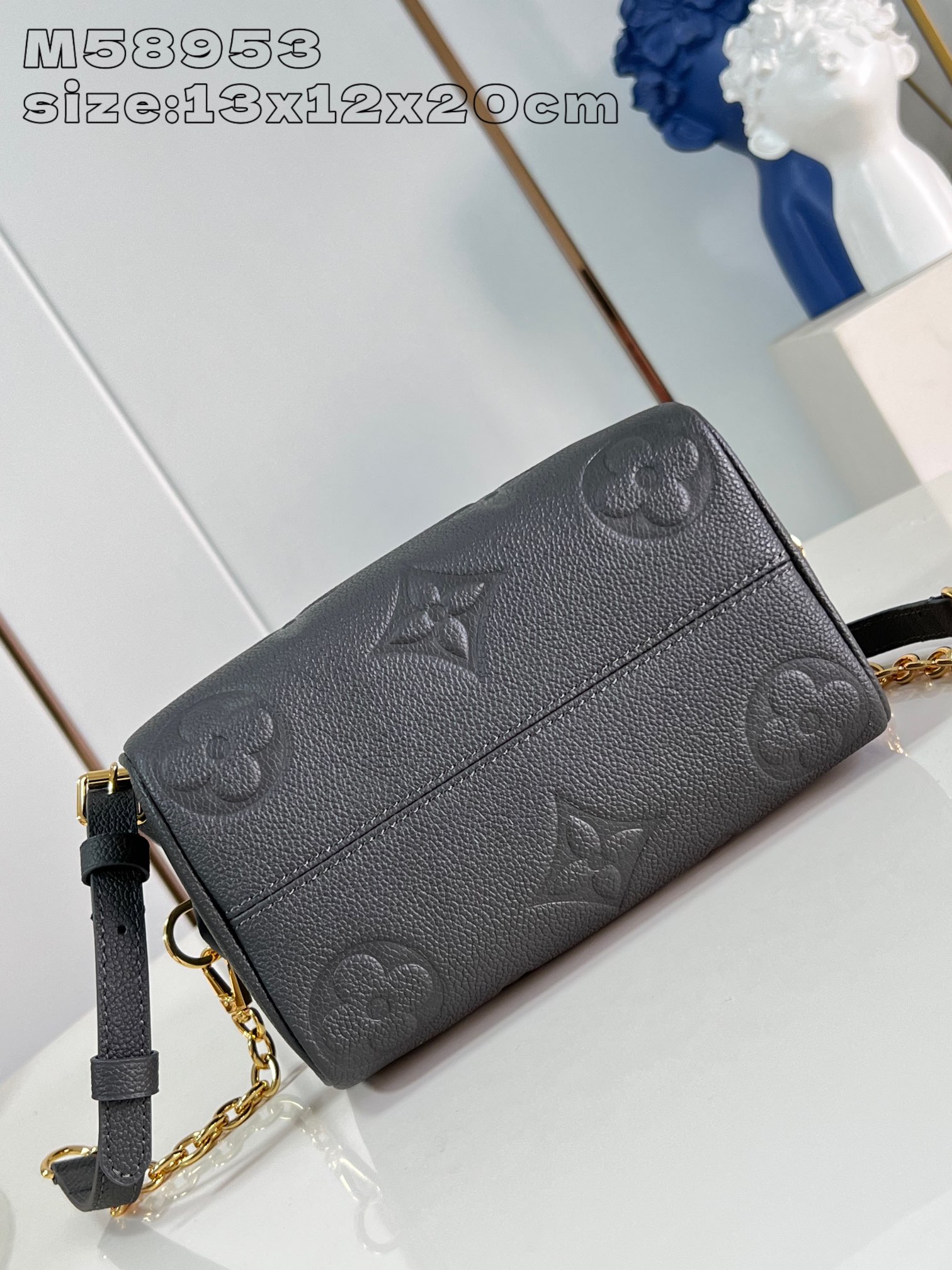 Imagem [6]-M58953 Gunmetal Esta bolsa Speedy Bandoulière 20 foi concebida para transportar as suas necessidades diárias com estilo e é confeccionada em pele granulada Monogram Empreinte lisa com um grande relevo Monogram, um cadeado, ferragens em metal, uma alça de ombro em corrente amovível e ajustável e pegas Toron. 13,5 x 12 x 20,5 cm (A x L x C) - Bolsa de alta costura