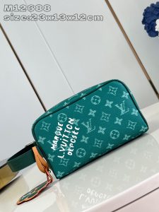  M12688 本款 Locker Dopp Kit 盥洗袋取材 Monogram 帆布融汇当代潮流和典雅格调紧凑构型内含充裕空间轻松收纳日常所需可水洗内衬结合可调节侧手柄实现便捷随行体验23 x 13 x 12 厘米 (长度 x 高 x 宽)-高仿包包