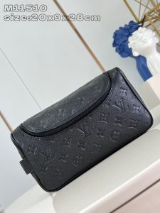  M11510压花 这款梳妆包采用Damier Graphite帆布制成极具粗犷气息实用的弹性内衬可保持瓶身直立20 x 9.3 x 28 厘米 (高 x 宽 x 长度)-高仿包包