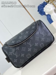  M11510黑花 这款梳妆包采用Damier Graphite帆布制成极具粗犷气息实用的弹性内衬可保持瓶身直立20 x 9.3 x 28 厘米 (高 x 宽 x 长度)-高仿包包