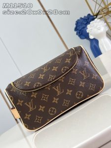  M11510老花 这款梳妆包采用Damier Graphite帆布制成极具粗犷气息实用的弹性内衬可保持瓶身直立20 x 9.3 x 28 厘米 (高 x 宽 x 长度)-高仿包包