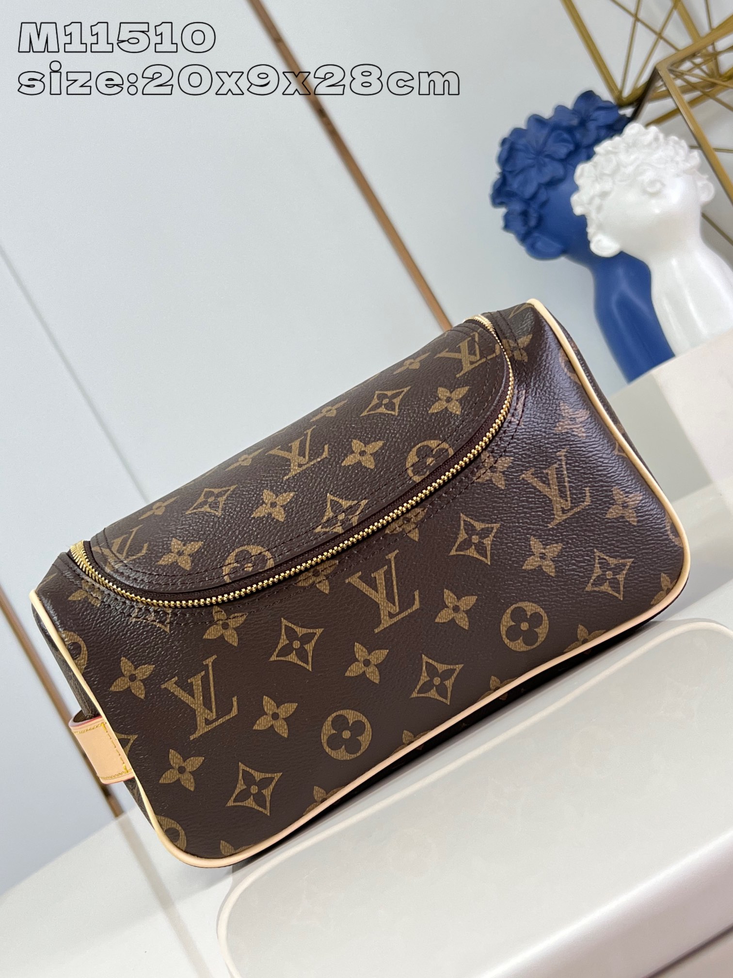 M11510老花 这款梳妆包采用Damier Graphite帆布制成极具粗犷气息实用的弹性内衬可保持瓶身直立20 x 9.3 x 28 厘米 (高 x 宽 x 长度)-高仿包包