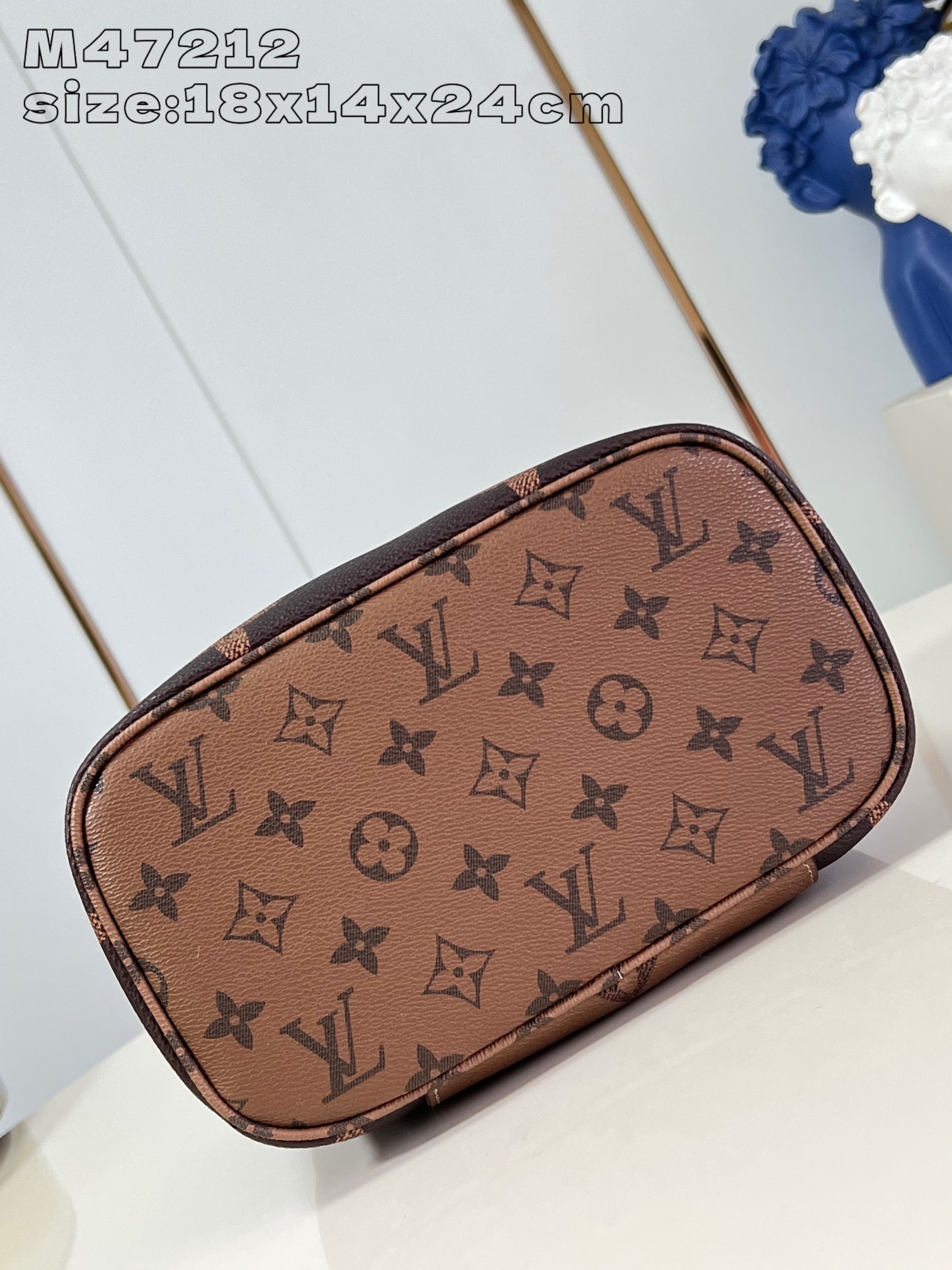 M47212 Esta bolsa de cosméticos Nice BB é fabricada em lona revestida Monogram Giant e apresenta uma parte superior em lona Monogram Reverse e um forro em pele vistoso para acentuar os pormenores sofisticados. A forma compacta facilita a organização dos seus artigos de beleza e o bolso com fecho de correr por baixo da aba mantém os seus objectos de valor em segurança. 18 x 14,5 x 24 cm (A x L x C)