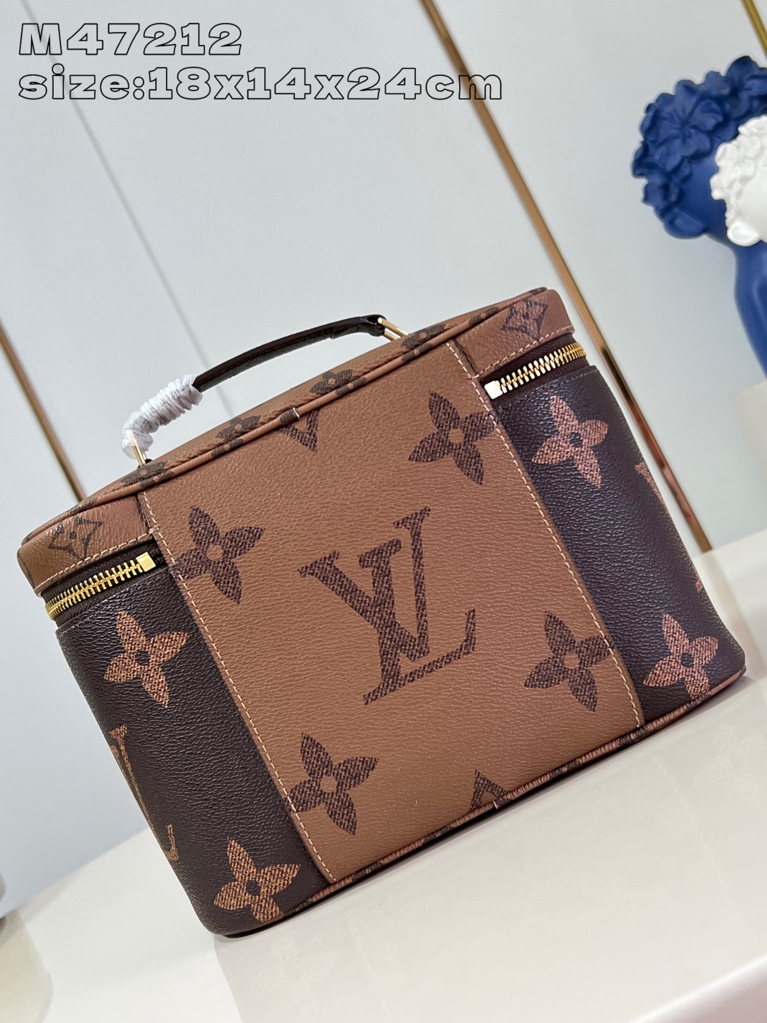 M47212 Esta bolsa de cosméticos Nice BB é fabricada em lona revestida Monogram Giant e apresenta uma parte superior em lona Monogram Reverse e um forro em pele vistoso para acentuar os pormenores sofisticados. A forma compacta facilita a organização dos seus artigos de beleza e o bolso com fecho de correr por baixo da aba mantém os seus objectos de valor em segurança. 18 x 14,5 x 24 cm (A x L x C)