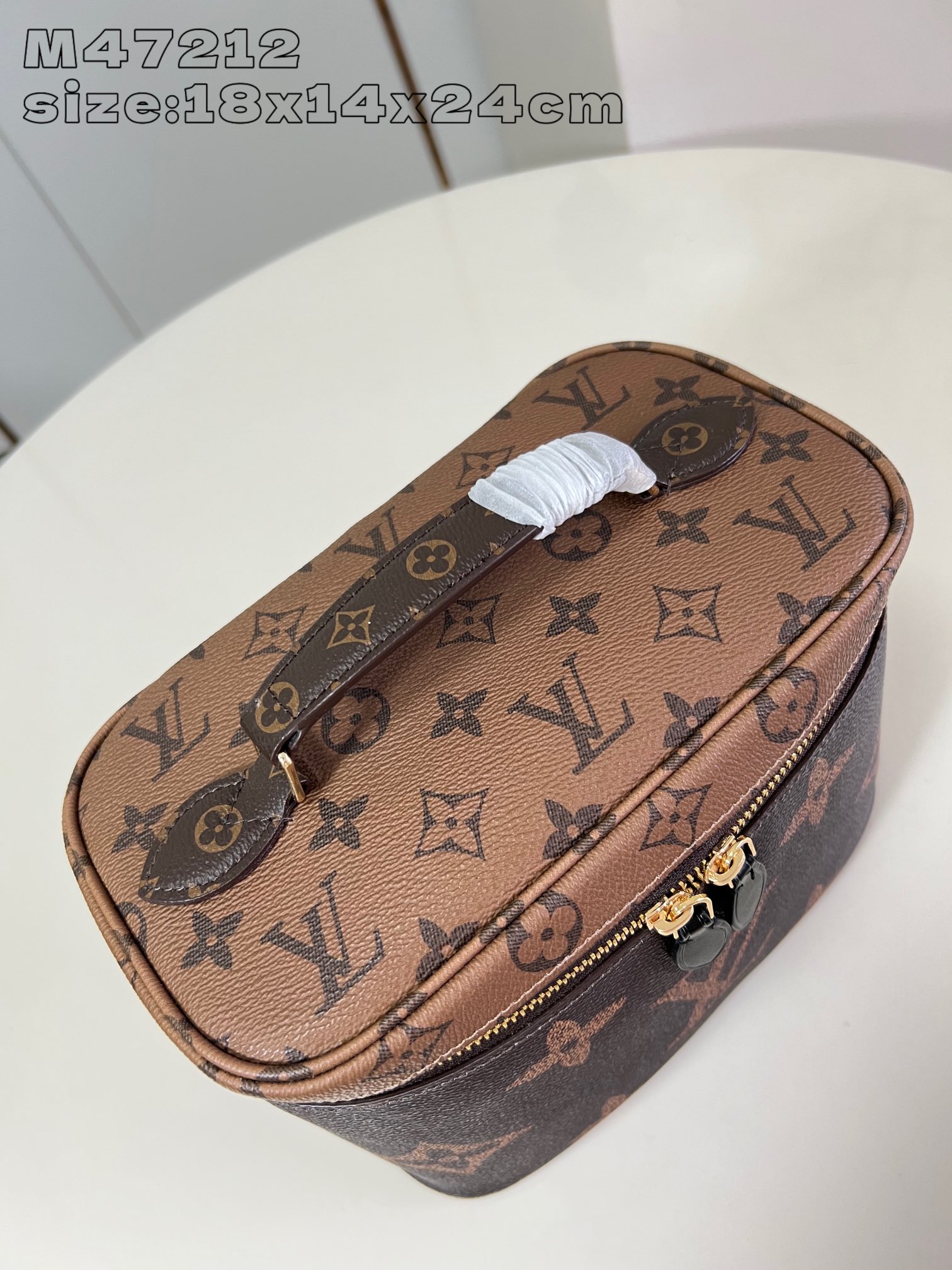 M47212 حقيبة مستحضرات التجميل Nice BB هذه مصنوعة من قماش Monogram Giant المطلي بنقشة Monogram وتتميز بجزء علوي من قماش Monogram المعكوس وبطانة جلدية لافتة للنظر لإبراز التفاصيل الراقية. يسهل الشكل الصغير تنظيم مستلزمات التجميل الخاصة بك، كما أن الجيب بسحاب أسفل الغطاء يحافظ على أغراضك الثمينة في مكانها بشكل آمن. 18 × 14.5 × 24 سم (الارتفاع × العرض × الطول)