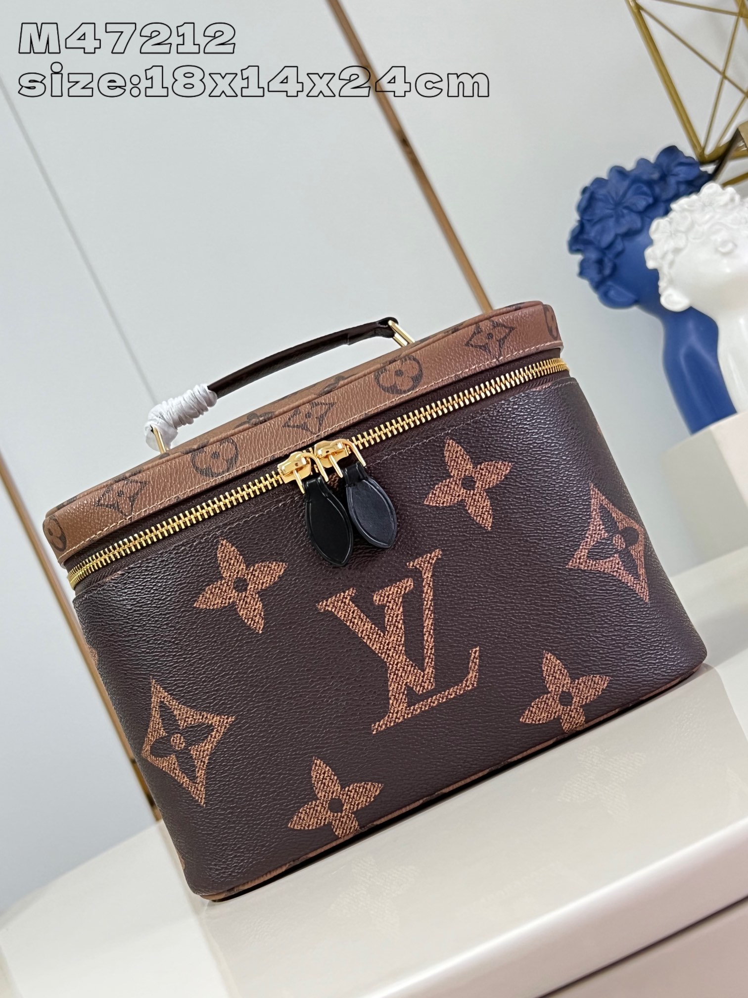 M47212 Esta bolsa de cosméticos Nice BB é fabricada em lona revestida Monogram Giant e apresenta uma parte superior em lona Monogram Reverse e um forro em pele vistoso para acentuar os pormenores sofisticados. A forma compacta facilita a organização dos seus artigos de beleza e o bolso com fecho de correr por baixo da aba mantém os seus objectos de valor em segurança. 18 x 14,5 x 24 cm (A x L x C)