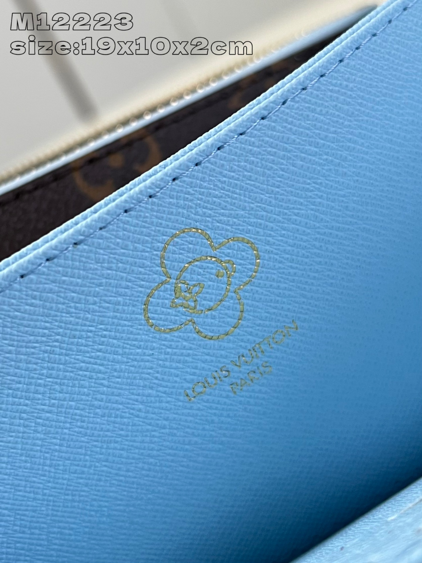 M12223 Esta festiva cartera de la colección Snow Show presenta a la mascota Vivienne de Louis Vuitton esquiando entre los copos de nieve de LV. Confeccionada en la icónica lona Monogram y forrada en piel Azur Frost, este divertido diseño viene con múltiples bolsillos interiores, tres compartimentos y doce ranuras para tarjetas de visita 19,5 x 10,5 cm (L x A x A). x 2,5 cm (largo x alto x ancho)