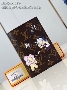  M12237 本款护照套以品牌吉祥物 Vivienne 展露 Snow Show 系列的妙趣韵味于 Monogram 帆布描绘 LV 雪花和可爱北极熊皮革内衬点睛细节翻盖口袋和卡片夹层实现有序收纳14 x 2.5 x 10 厘米 (高 x 宽 x 长度)-高仿包包