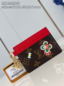  M12215 本款 LV Charms 卡夹出自 Candy Factory 系列邀请品牌吉祥物共度美好节日季Monogram 帆布描绘 Vivienne 徜徉于缤纷糖果的欢乐景象Vivienne 造型装饰和 LV 花卉丰富细节7.3 x 0.3 x 10.2 厘米 (高 x 宽 x 长度)-高仿包包