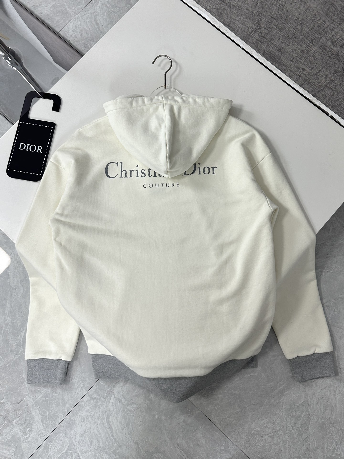 P740 Dior Dior 2024 fall and winter new old mottled letter print hooded sweatshirt men and women this hooded sweatshirt is made of cotton pile fabric carefully crafted with lining design chest and back decorated with Christian Dior Couture print to enhance the tone highlighting the effect of imitation of the old with the same fabric lining casual silhouette with ribbed cuffs and bottom edge texture warm, soft and comfortable can be with the Color: Black White Size: S-XXL-High Fashion Factory