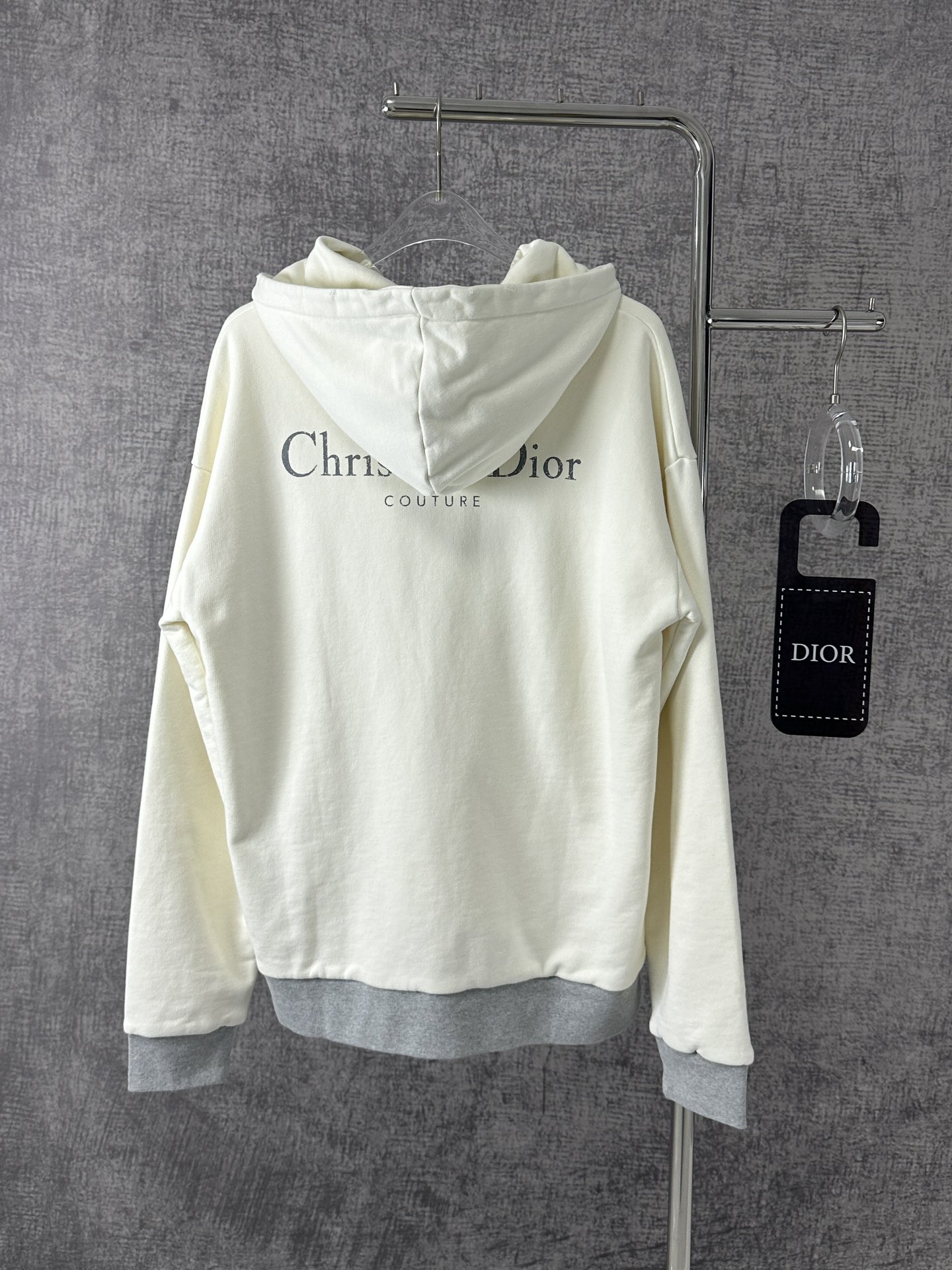 Image[1]-P740 Dior Dior Autumn/Winter 2024 Aged Mottled Monogram Print Hooded Sweatshirt Unisex Ce sweatshirt à capuche est confectionné dans un tissu en velours de coton avec un design doublé et est fini avec un imprimé Christian Dior Couture sur la poitrine et le dos pour un style élevé et un effet vieilliDoublé d'une doublure dans le même tissuSilhouette décontractée avec des poignets et un ourlet inférieurs côtelésLa texture est chaude et douce. Le GZ confortable peut être porté avec un large éventail de looks décontractésCouleurs : Noir BlancTaille : S-XXL-Sacs haute couture