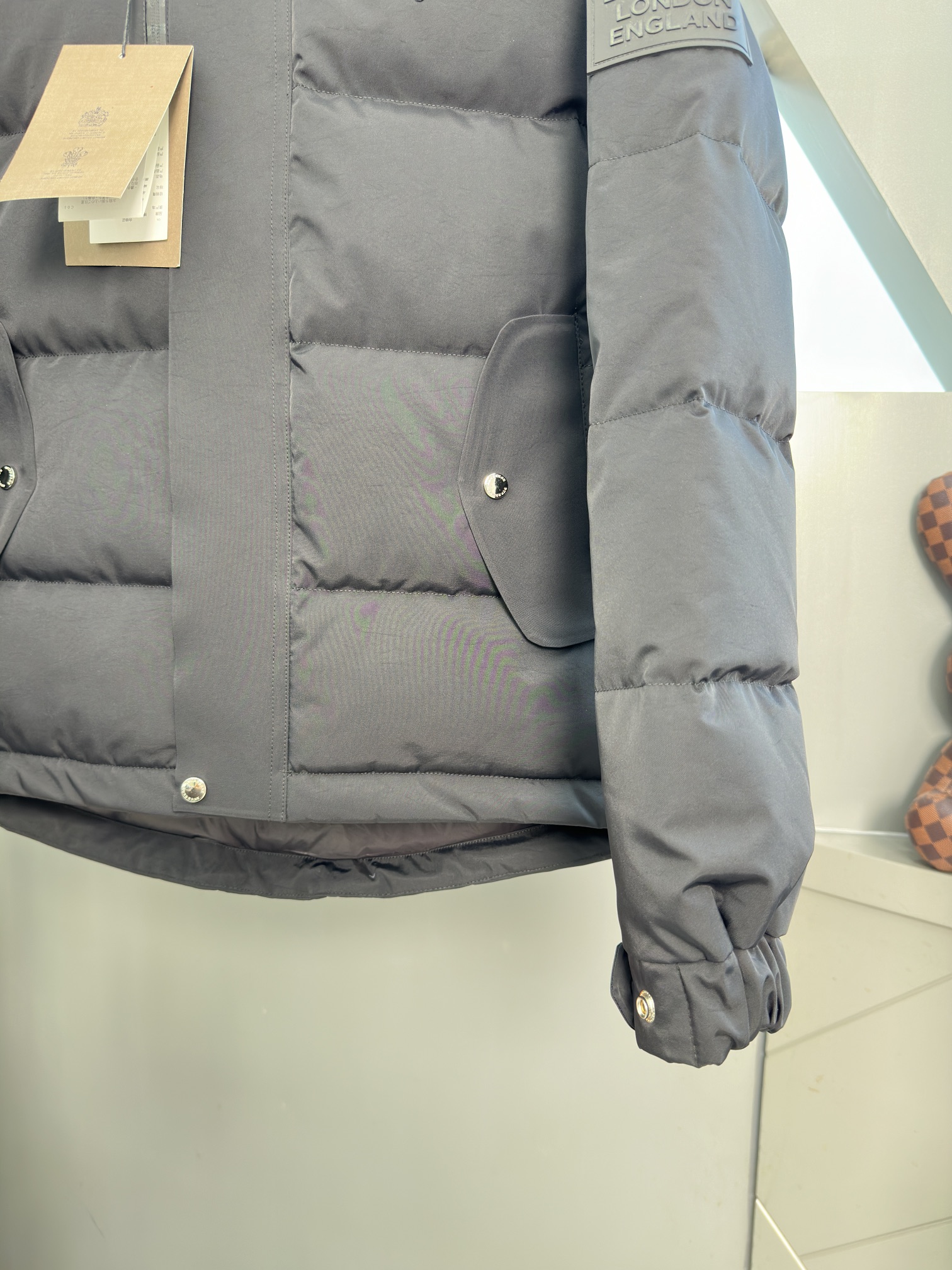 Image [6]-p1120 Burberry Down Jacket Veste en duvet pour homme en tissu Toray importé du Japon, version européenne personnalisée ! Contrôle de qualité optimal ! La doublure intérieure est fabriquée dans le même tissu de duvet importé à haute densité et anti-perforation ! Broderie LOGO sur la poitrine, étiquette en cuir personnalisée sur la manche gauche et ZP cohérent ! Yardage : M-3xl- répliques de sacs à main de haute qualité