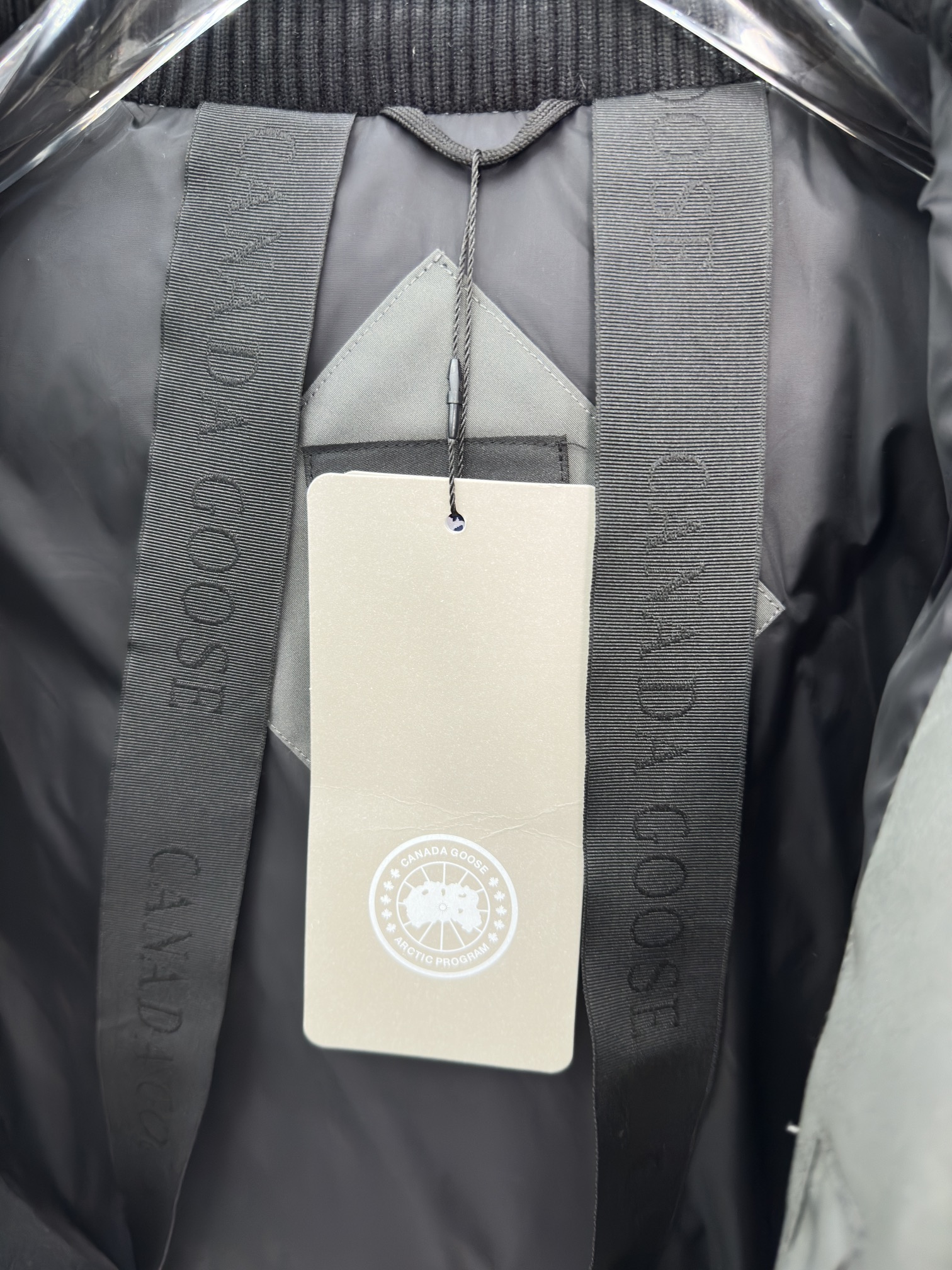 Image [12]-p1280Canada Goose كندا غوس كندا غوس للأبد موسم التزلج على الجليد سترة كاجوال أسفل الموسم 2024 E24 جديد موديل 5816M Expedition للرجال أسود رمادي مقاس: XS S M L XL XXL- حقائب أزياء عالية