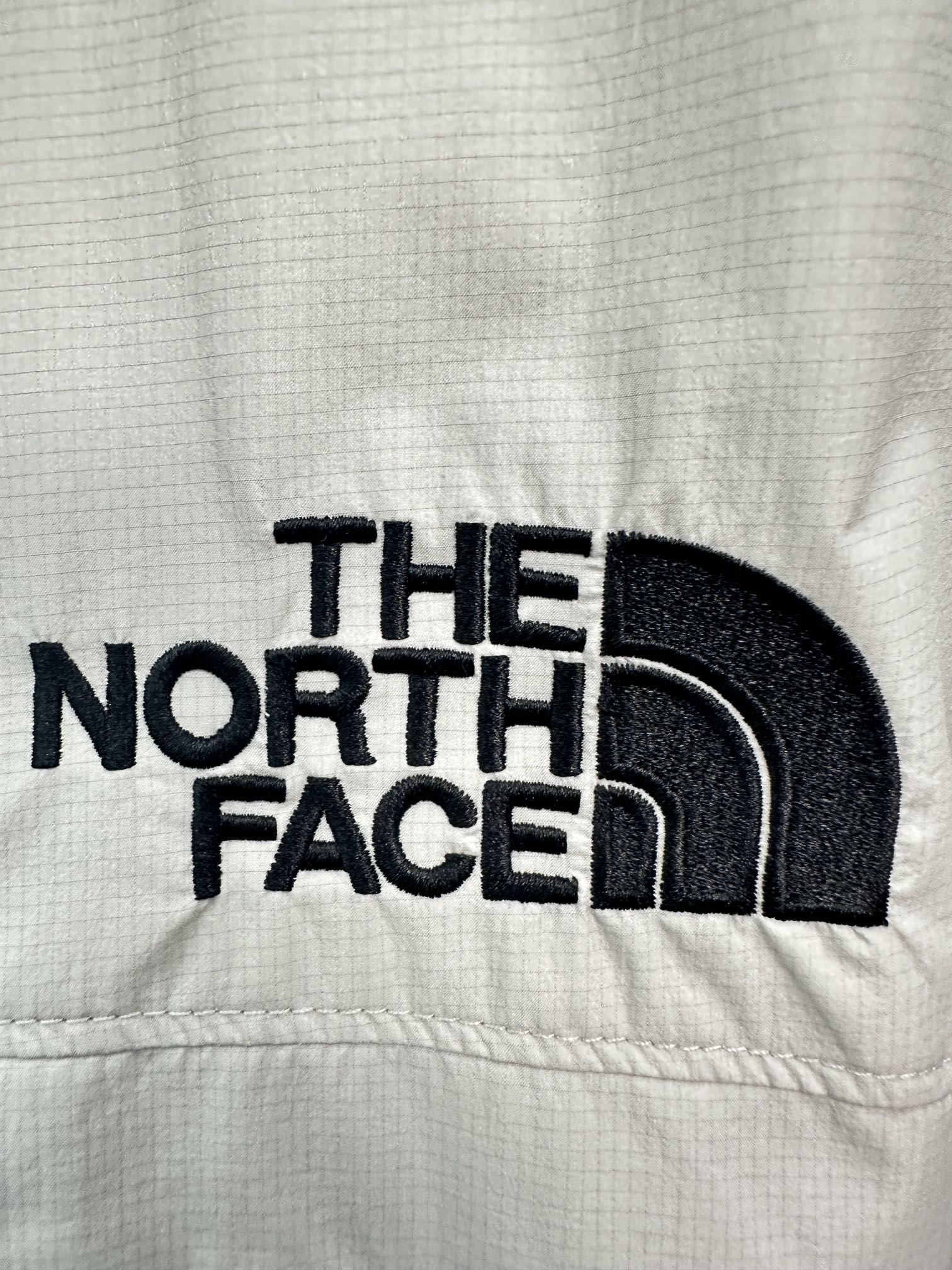 p1720𝗧𝗵𝗲 𝗡𝗼𝗿𝘁𝗵𝗡𝗵 𝗰𝗲｜The North Face RETROHIMALAYAN Peak Himalayan Mountaineering Collection Hooded Long Down JacketCan be main push! Long-term availability without breaking stock!-The top of the original reproduction version is the highest version of the current domestic (no one) our products must be fine (craftsmanship to do a counter is ZP clothing)-Filled with down cotton lining good fluffiness and excellent warmth winter one enough.High-quality stock is sufficient to promote the main-Customized original waterproof fabric.-Three labels, complete accessories, original hardware.Fabrics: customized 14D high-strength nylon fabric texture heavy waterproof fabric tear-resistant ZP consistent single-layer fabric (not the market general cargo within the gallbladder fabric)Embroidery: Japan Bailinda embroidery machine customized 10,000-needle electric embroidery using imported No. 7 needles and imported embroidery thread embroidery full three-dimensional 100% reproduction of ZPAccessories: the use of original Yoshida YKK zipper lettering clear high weight can withstand 100,000 times the tension wear and tearDrawstring multi-function buckle Velcro wash label laser anti-counterfeiting are the original version of the mold 1 to 1 version of the counterDo down cotton woven categoryHeart to do an original product so that every customer has the courage to introduce to his customers that: this is the top domestic replica version!Size xs-2xl