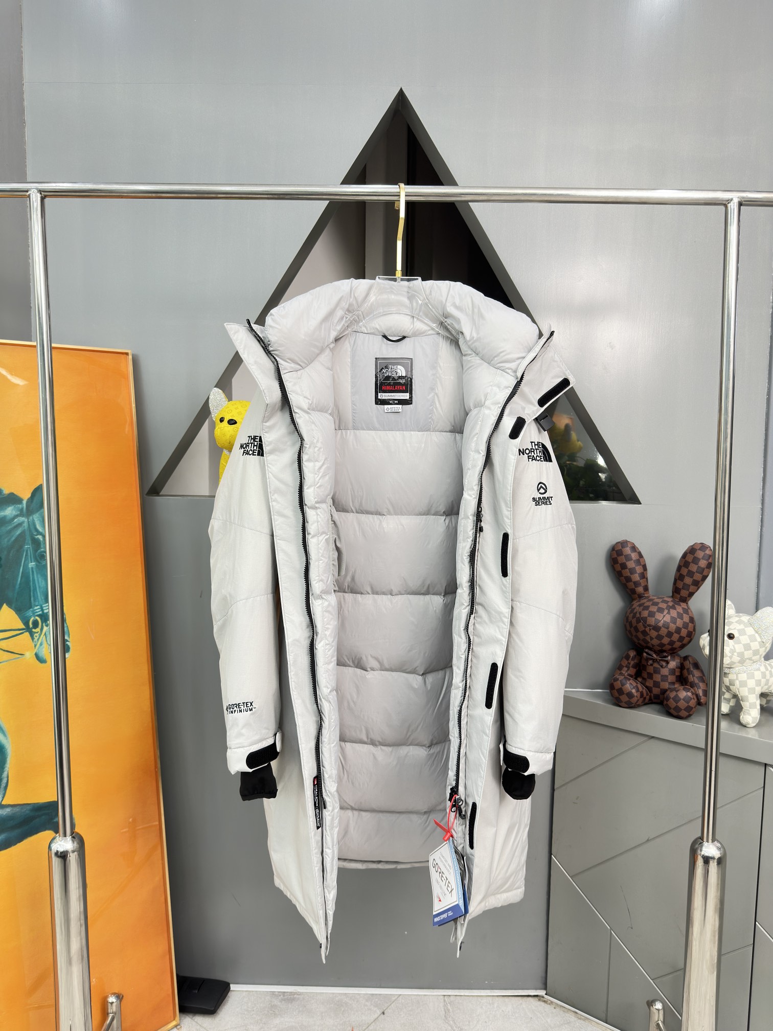 p1720𝗧𝗵𝗲 𝗡𝗼𝗿𝘁𝗵𝗡𝗵 𝗰𝗲｜The North Face RETROHIMALAYAN Peak Himalayan Mountaineering Collection Hooded Long Down JacketCan be main push! Long-term availability without breaking stock!-The top of the original reproduction version is the highest version of the current domestic (no one) our products must be fine (craftsmanship to do a counter is ZP clothing)-Filled with down cotton lining good fluffiness and excellent warmth winter one enough.High-quality stock is sufficient to promote the main-Customized original waterproof fabric.-Three labels, complete accessories, original hardware.Fabrics: customized 14D high-strength nylon fabric texture heavy waterproof fabric tear-resistant ZP consistent single-layer fabric (not the market general cargo within the gallbladder fabric)Embroidery: Japan Bailinda embroidery machine customized 10,000-needle electric embroidery using imported No. 7 needles and imported embroidery thread embroidery full three-dimensional 100% reproduction of ZPAccessories: the use of original Yoshida YKK zipper lettering clear high weight can withstand 100,000 times the tension wear and tearDrawstring multi-function buckle Velcro wash label laser anti-counterfeiting are the original version of the mold 1 to 1 version of the counterDo down cotton woven categoryHeart to do an original product so that every customer has the courage to introduce to his customers that: this is the top domestic replica version!Size xs-2xl