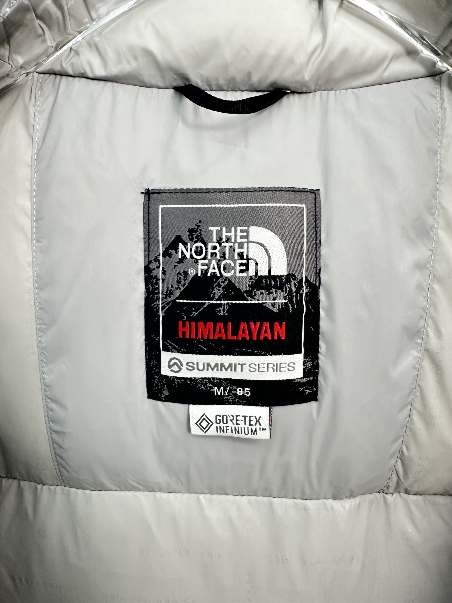 p1720𝗧𝗵𝗲 𝗡𝗼𝗿𝘁𝗵𝗡𝗵 𝗰𝗲｜The North Face RETROHIMALAYAN Peak Himalayan Mountaineering Collection Hooded Long Down JacketCan be main push! Long-term availability without breaking stock!-The top of the original reproduction version is the highest version of the current domestic (no one) our products must be fine (craftsmanship to do a counter is ZP clothing)-Filled with down cotton lining good fluffiness and excellent warmth winter one enough.High-quality stock is sufficient to promote the main-Customized original waterproof fabric.-Three labels, complete accessories, original hardware.Fabrics: customized 14D high-strength nylon fabric texture heavy waterproof fabric tear-resistant ZP consistent single-layer fabric (not the market general cargo within the gallbladder fabric)Embroidery: Japan Bailinda embroidery machine customized 10,000-needle electric embroidery using imported No. 7 needles and imported embroidery thread embroidery full three-dimensional 100% reproduction of ZPAccessories: the use of original Yoshida YKK zipper lettering clear high weight can withstand 100,000 times the tension wear and tearDrawstring multi-function buckle Velcro wash label laser anti-counterfeiting are the original version of the mold 1 to 1 version of the counterDo down cotton woven categoryHeart to do an original product so that every customer has the courage to introduce to his customers that: this is the top domestic replica version!Size xs-2xl