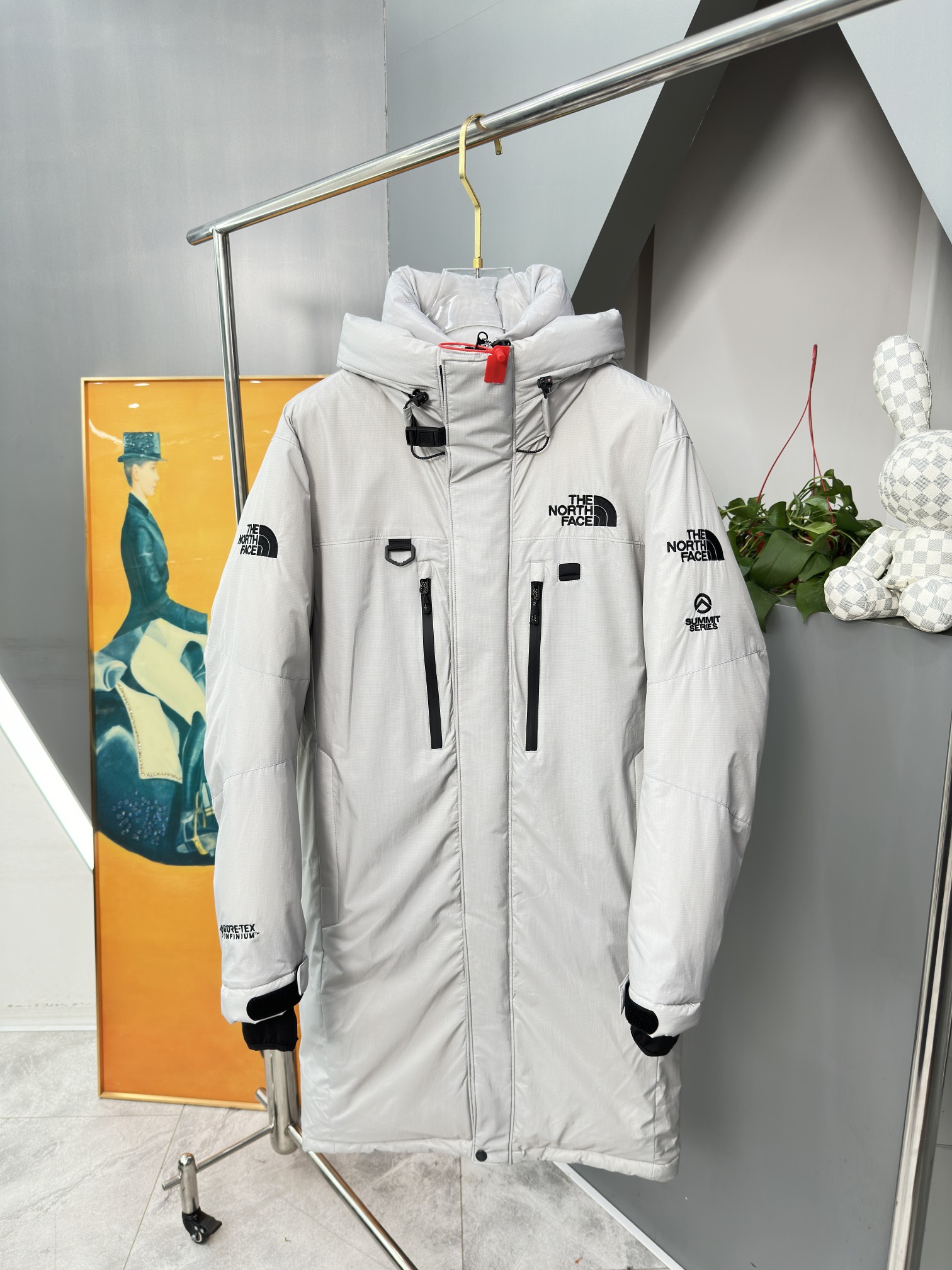 p1720𝗧𝗵𝗲 𝗡𝗼𝗿𝘁𝗵𝗡𝗵 𝗰𝗲｜The North Face RETROHIMALAYAN Peak Himalayan Mountaineering Collection Hooded Long Down JacketCan be main push! Long-term availability without breaking stock!-The top of the original reproduction version is the highest version of the current domestic (no one) our products must be fine (craftsmanship to do a counter is ZP clothing)-Filled with down cotton lining good fluffiness and excellent warmth winter one enough.High-quality stock is sufficient to promote the main-Customized original waterproof fabric.-Three labels, complete accessories, original hardware.Fabrics: customized 14D high-strength nylon fabric texture heavy waterproof fabric tear-resistant ZP consistent single-layer fabric (not the market general cargo within the gallbladder fabric)Embroidery: Japan Bailinda embroidery machine customized 10,000-needle electric embroidery using imported No. 7 needles and imported embroidery thread embroidery full three-dimensional 100% reproduction of ZPAccessories: the use of original Yoshida YKK zipper lettering clear high weight can withstand 100,000 times the tension wear and tearDrawstring multi-function buckle Velcro wash label laser anti-counterfeiting are the original version of the mold 1 to 1 version of the counterDo down cotton woven categoryHeart to do an original product so that every customer has the courage to introduce to his customers that: this is the top domestic replica version!Size xs-2xl