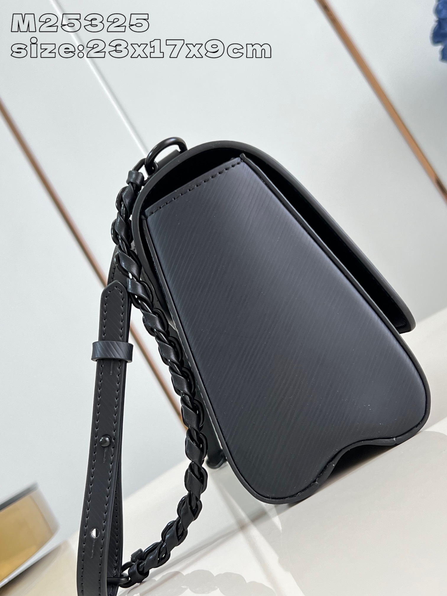 M25325 Black Aqua Vader Esta bolsa Twist MM de cor sólida é confeccionada em couro Epi com a assinatura da marca em um acabamento fosco, adornada com um fecho de torção LV e uma corrente trançada no mesmo esquema de coresInteriormente, há um espelho destacável e um compartimento com zíper para guardar moedas ou chavesTransversal ou drapeada sobre o ombro23 x 17 x 9,5 cm (C x A x L)- Bolsas de alta qualidade